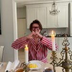 Maria Veitola Instagram - Tällä viikolla Sami Sykkö kutsui minut luokseen yökylään ja kuulemaan ihmeellisiä tuhannen ja yhden yön tarinoitaan. ✨🌜Sami on tyylin ja muodin ammattilainen, joka on tehnyt hienosti rönsyilevää uraansa niin kirjoittavana, kuin puhuvanakin toimittajana ja kommentaattorina. Nykyään Sami on myös työelämäprofessori. Tällä kertaa matka yökylään ei ollut pitkä, sillä Sami asustaa Helsingin kantakaupungissa. Tunsimme toki Samin kanssa ennestään, mutta emme lainkaan syvällisesti ja siksi tämä yökylä olikin erityisen kutkuttava. Toisen sielunelämään on nimittäin vaikeaa kurkistaa intiimimmin ja kokonaisvaltaisemmin, kuin yökyläilyn merkeissä! 💘 Ehdittiin kaiken juttelun lomassa jumpata, hakea illalliskukat, sekä tietysti tutkia Samin mieletöntä vaatekaappia, joka oli täynnä kadehdittavia aarteita. Ja millaiset illalliset meillä olikaan! Ihastuttavia vieraita, taideteoksen julkistaminen, herkullista ruokaa ruokaa ja kiinnostavia juttuja. Niin kuin tiedetään, ystävät kertovat ihmisestä paljon. Tämä porukka oli sellainen, ettei jutulle meinannut tulla loppua ollenkaan. 😸 Juteltiin kaikesta maan ja taivaan väliltä aloittaen toki tyylistä ja kauneudesta päätyen Samin tekemään luokkahyppyyn,13-vuotiaana alkaneeseen työuraan ja parisuhteisiin. Musta oli niin kiinnostavaa, miten vähän Sami tuntuu kaipaavan elämäänsä kumppania. Millaisia ajatuksia teille heräsi meidän jutuista - onko sielläkin vaikeuksia sietää toisten kasoja? Meidän yökyläilyyn pääset kurkkimaan Maikkarilla kello 21! Jos haluat nähdä erityisen paljon meidän jutustelua, ekstrapitkän jakson löydät MTV Katsomosta jo nyt. MTV Katsomo -tilaajana muuten näät jo ensi viikonkin jakson. Se on tämän kauden viimeinen (!!) ja silloin vierailen Mika ja Kirsi Aaltolalla.