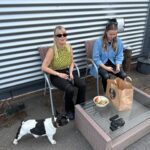 Maria Veitola Instagram - Hei taas yksi ihana kausi yökylässä-ohjelmaa on päättynyt! 💘 Oli taas niin upeita kohtaamisia täynnä koko syksy ja talvi. Iso kiitos kaikille teille, jotka avasitte sydämenne ja kotiovenne meille. Nämä keskustelut ja yhdessä vietetty aika antavat minulle niin paljon. 💌 Ja sitten! Kiitos teille katsojat jokaisesta kommentista, viestistä ja muusta lähettämästänne palautteesta. En saa juuri minkään muun asian tiimoilta näin paljon pohdiskelevaa ja kannustavaa palautetta, kuin tästä ohjelmasta. Aidosti arvostan sitä teissä. Olen myös saanut kommentteja, että tää kausi on ollut paskin ikinä. Ja vielä enemmän olen saanut viestejä, että tää on ollut paras kausi ikinä. Tärkeintä kai, että herättää tunteita! Yökylässä Maria Veitola -ohjelmaa tehdään yhdessä pienellä tiimillä täydestä sydämestä. Eli kiitos, teillä on tosi suuri rooli siinä, että tämä sarja voi olla näin suloinen, syvällinen ja inspiroiva, mitä se tällä hetkellä on. 💐 Tämän kauden tekivät kanssani: Kuvaajat: Miikkael Pakarinen Tuomo Pfaler Äänittäjät: Jussi Knaapila Tomi Nuotio Leikkaajat: Liisa Vartiainen Matias Nystedt Markus Aaltonen Iris Merenlaakso Käsikirjoittaja: Miiu Eskola Tuotantopäällikkö: Ida Kentala Vastaava tuottaja Riina Kullas Ja tietty ohjaaja-tuottaja Jenni Sippo ja Moskito Television. Jos ja kun teille tulee meitä ikävä, niin MTV Katsomosta löytyy nykyään kaikkien kausien kaikki jaksot. Loppuun vielä yksi klassikkokysymys. Jos vielä joskus pääsen yökyläilemään, kenen luona haluaisitte nähdä minut seuraavan kerran? ❤️ Kuvat 1-7: @idakentala #yökylässä #yökylässäMariaVeitola
