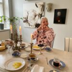 Maria Veitola Instagram - Tällä viikolla Sami Sykkö kutsui minut luokseen yökylään ja kuulemaan ihmeellisiä tuhannen ja yhden yön tarinoitaan. ✨🌜Sami on tyylin ja muodin ammattilainen, joka on tehnyt hienosti rönsyilevää uraansa niin kirjoittavana, kuin puhuvanakin toimittajana ja kommentaattorina. Nykyään Sami on myös työelämäprofessori. Tällä kertaa matka yökylään ei ollut pitkä, sillä Sami asustaa Helsingin kantakaupungissa. Tunsimme toki Samin kanssa ennestään, mutta emme lainkaan syvällisesti ja siksi tämä yökylä olikin erityisen kutkuttava. Toisen sielunelämään on nimittäin vaikeaa kurkistaa intiimimmin ja kokonaisvaltaisemmin, kuin yökyläilyn merkeissä! 💘 Ehdittiin kaiken juttelun lomassa jumpata, hakea illalliskukat, sekä tietysti tutkia Samin mieletöntä vaatekaappia, joka oli täynnä kadehdittavia aarteita. Ja millaiset illalliset meillä olikaan! Ihastuttavia vieraita, taideteoksen julkistaminen, herkullista ruokaa ruokaa ja kiinnostavia juttuja. Niin kuin tiedetään, ystävät kertovat ihmisestä paljon. Tämä porukka oli sellainen, ettei jutulle meinannut tulla loppua ollenkaan. 😸 Juteltiin kaikesta maan ja taivaan väliltä aloittaen toki tyylistä ja kauneudesta päätyen Samin tekemään luokkahyppyyn,13-vuotiaana alkaneeseen työuraan ja parisuhteisiin. Musta oli niin kiinnostavaa, miten vähän Sami tuntuu kaipaavan elämäänsä kumppania. Millaisia ajatuksia teille heräsi meidän jutuista - onko sielläkin vaikeuksia sietää toisten kasoja? Meidän yökyläilyyn pääset kurkkimaan Maikkarilla kello 21! Jos haluat nähdä erityisen paljon meidän jutustelua, ekstrapitkän jakson löydät MTV Katsomosta jo nyt. MTV Katsomo -tilaajana muuten näät jo ensi viikonkin jakson. Se on tämän kauden viimeinen (!!) ja silloin vierailen Mika ja Kirsi Aaltolalla.