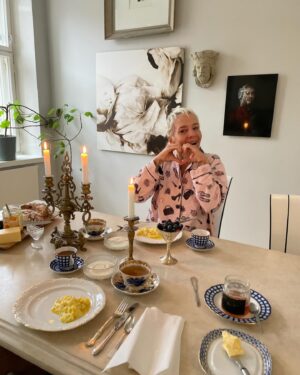 Maria Veitola Instagram - Tällä viikolla Sami Sykkö kutsui minut luokseen yökylään ja kuulemaan ihmeellisiä tuhannen ja yhden yön tarinoitaan. ✨🌜Sami on tyylin ja muodin ammattilainen, joka on tehnyt hienosti rönsyilevää uraansa niin kirjoittavana, kuin puhuvanakin toimittajana ja kommentaattorina. Nykyään Sami on myös työelämäprofessori.

Tällä kertaa matka yökylään ei ollut pitkä, sillä Sami asustaa Helsingin kantakaupungissa. Tunsimme toki Samin kanssa ennestään, mutta emme lainkaan syvällisesti ja siksi tämä yökylä olikin erityisen kutkuttava. Toisen sielunelämään on nimittäin vaikeaa kurkistaa intiimimmin ja kokonaisvaltaisemmin, kuin yökyläilyn merkeissä! 💘

Ehdittiin kaiken juttelun lomassa jumpata, hakea illalliskukat, sekä tietysti tutkia Samin mieletöntä vaatekaappia, joka oli täynnä kadehdittavia aarteita. 

Ja millaiset illalliset meillä olikaan! Ihastuttavia vieraita, taideteoksen julkistaminen, herkullista ruokaa ruokaa ja kiinnostavia juttuja. Niin kuin tiedetään, ystävät kertovat ihmisestä paljon. Tämä porukka oli sellainen, ettei jutulle meinannut tulla loppua ollenkaan. 😸

Juteltiin kaikesta maan ja taivaan väliltä aloittaen toki tyylistä ja kauneudesta päätyen Samin tekemään luokkahyppyyn,13-vuotiaana alkaneeseen työuraan ja parisuhteisiin. Musta oli niin kiinnostavaa, miten vähän Sami tuntuu kaipaavan elämäänsä kumppania. Millaisia ajatuksia teille heräsi meidän jutuista - onko sielläkin vaikeuksia sietää toisten kasoja?

Meidän yökyläilyyn pääset kurkkimaan Maikkarilla kello 21! Jos haluat nähdä erityisen paljon meidän jutustelua, ekstrapitkän jakson löydät MTV Katsomosta jo nyt. MTV Katsomo  -tilaajana muuten näät jo ensi viikonkin jakson. Se on tämän kauden viimeinen (!!) ja silloin vierailen Mika ja Kirsi Aaltolalla.