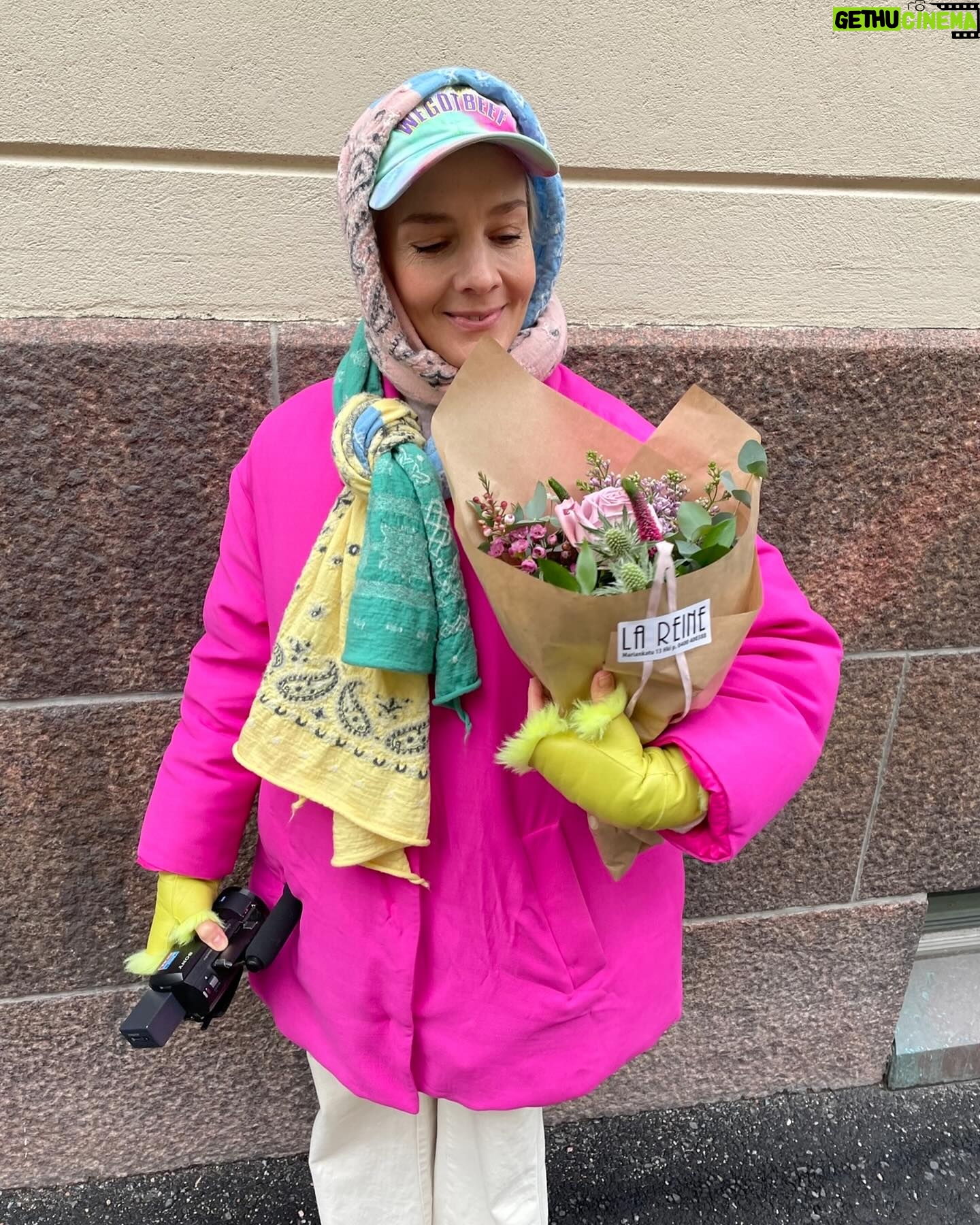 Maria Veitola - 10.3K Likes - Tällä viikolla Sami Sykkö kutsui minut luokseen yökylään ja kuulemaan ihmeellisiä tuhannen ja yhden yön tarinoitaan. ✨🌜Sami on tyylin ja muodin ammattilainen, joka on tehnyt hienosti rönsyilevää uraansa niin kirjoittavana, kuin puhuvanakin toimittajana ja kommentaattorina. Nykyään Sami on myös työelämäprofessori.
Tällä kertaa matka yökylään ei ollut pitkä, sillä Sami asustaa Helsingin kantakaupungissa. Tunsimme toki Samin kanssa ennestään, mutta emme lainkaan syvällisesti ja siksi tämä yökylä olikin erityisen kutkuttava. Toisen sielunelämään on nimittäin vaikeaa kurkistaa intiimimmin ja kokonaisvaltaisemmin, kuin yökyläilyn merkeissä! 💘
Ehdittiin kaiken juttelun lomassa jumpata, hakea illalliskukat, sekä tietysti tutkia Samin mieletöntä vaatekaappia, joka oli täynnä kadehdittavia aarteita.
Ja millaiset illalliset meillä olikaan! Ihastuttavia vieraita, taideteoksen julkistaminen, herkullista ruokaa ruokaa ja kiinnostavia juttuja. Niin kuin tiedetään, ystävät kertovat ihmisestä paljon. Tämä porukka oli sellainen, ettei jutulle meinannut tulla loppua ollenkaan. 😸
Juteltiin kaikesta maan ja taivaan väliltä aloittaen toki tyylistä ja kauneudesta päätyen Samin tekemään luokkahyppyyn,13-vuotiaana alkaneeseen työuraan ja parisuhteisiin. Musta oli niin kiinnostavaa, miten vähän Sami tuntuu kaipaavan elämäänsä kumppania. Millaisia ajatuksia teille heräsi meidän jutuista - onko sielläkin vaikeuksia sietää toisten kasoja?
Meidän yökyläilyyn pääset kurkkimaan Maikkarilla kello 21! Jos haluat nähdä erityisen paljon meidän jutustelua, ekstrapitkän jakson löydät MTV Katsomosta jo nyt. MTV Katsomo -tilaajana muuten näät jo ensi viikonkin jakson. Se on tämän kauden viimeinen (!!) ja silloin vierailen Mika ja Kirsi Aaltolalla.