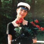 Maria Veitola Instagram – Paljon onnea uusille ylioppilaille, ammattiin valmistuneille ja muun tutkinnon suorittaneille! Haluan vaan sanoa, että olen ylpeä teistä kaikista. Juuri sinusta siellä.

Sama se kuinka kauan valmistumiseen meni. Väliä ei ole myöskään sillä, että mitä aineita kirjoitit, millaisia arvosanoja sait, tai millaisia vaikeuksia matkallasi oli. Väliä on vain sillä, että sinä teit sen. Sinä valmistuit. Onnea! 💘

Tää on teidän päivänne.

Tämä päivä on pyhitetty saavutuksesta iloitsemiselle. 

Unelmoinnille. 

Saat olla täysillä ylpeä itsestäsi. Tänään on päivä, jolloin voit vain olla ja nauttia. 

Toivon, että kaikille teistä tämä päivä olisi ennen kaikkea rakkaudellinen, vaikka se ei ehkä olekaan jokaiselle helppoa. Monia pelottaa, ahdistaa ja mietityttää se, mitä seuraavaksi tapahtuu. Toivon, että tänään voitte laittaa tulevaisuuteen liittyvät hankalat ajatukset syrjään, edes hetkeksi.

Kun katson itseäni kuvassa vastavalmistuneena ylioppilaana, muistan edelleen ennen kaikkea sen, kuinka helpottunut olin. Oli pitkiä aikoja, jolloin minä tai oikeastaan kukaan muukaan ei uskonut, että valmistuisin tänä vuonna. Mutta minä tein sen.

Siltä varalta, että et ole kuullut sitä tarpeeksi: ✨SINUSTA ON SIIHEN.✨

Muuttamaan maailmaa, 
Katsomaan itseäsi ja ympäristöäsi kunnioituksella ja rakkaudella, 
Toimimaan sen mukaan.
Sinusta on siihen.

Ps. Jos et valmistunut eikä mikään mennyt niin kuin olisit toivonut, muista että aina voi yrittää uudestaan. Ei ole hätää, lupaan. ❤️