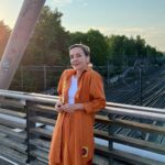 Maria Veitola Instagram – Kaupallinen yhteistyö @storytel_fi
Kirjavinkki alkavaan kesään, olkaa niin hyvät!
Juha Itkoselta on ilmestynyt uusi audiodraama Sivuraide, jonka löydät alkujaan ainoastaan Storytelistä. Se käsittelee koskettavasti ja kokonaisvaltaisesti ihmissuhteita, muistamista ja muistoja. Ihmisen elämän erilaisia risteyskohtia. Omia valintoja ja sattumia.
Muistin taas miksi rakastankaan äänikirjoja.
Kuunnella nimittäin voi missä vain ja milloin vain – ja kirjan viedessä mukanaan, kuten nyt, voi lopettaa ja vaipua ajatuksiinsa. Näyttelijöiden dramatisoimana Sivuraide tuntui todentuntuiselta ja olikin sitä kautta taas vähän uudenlainen (luku)kokemus.
Tämä korvissa kasatkin häviää kuin itsestään, tarinaan uppoutuneena huomaamatta. Kokeile vaikka! 💘
#storytelfi
