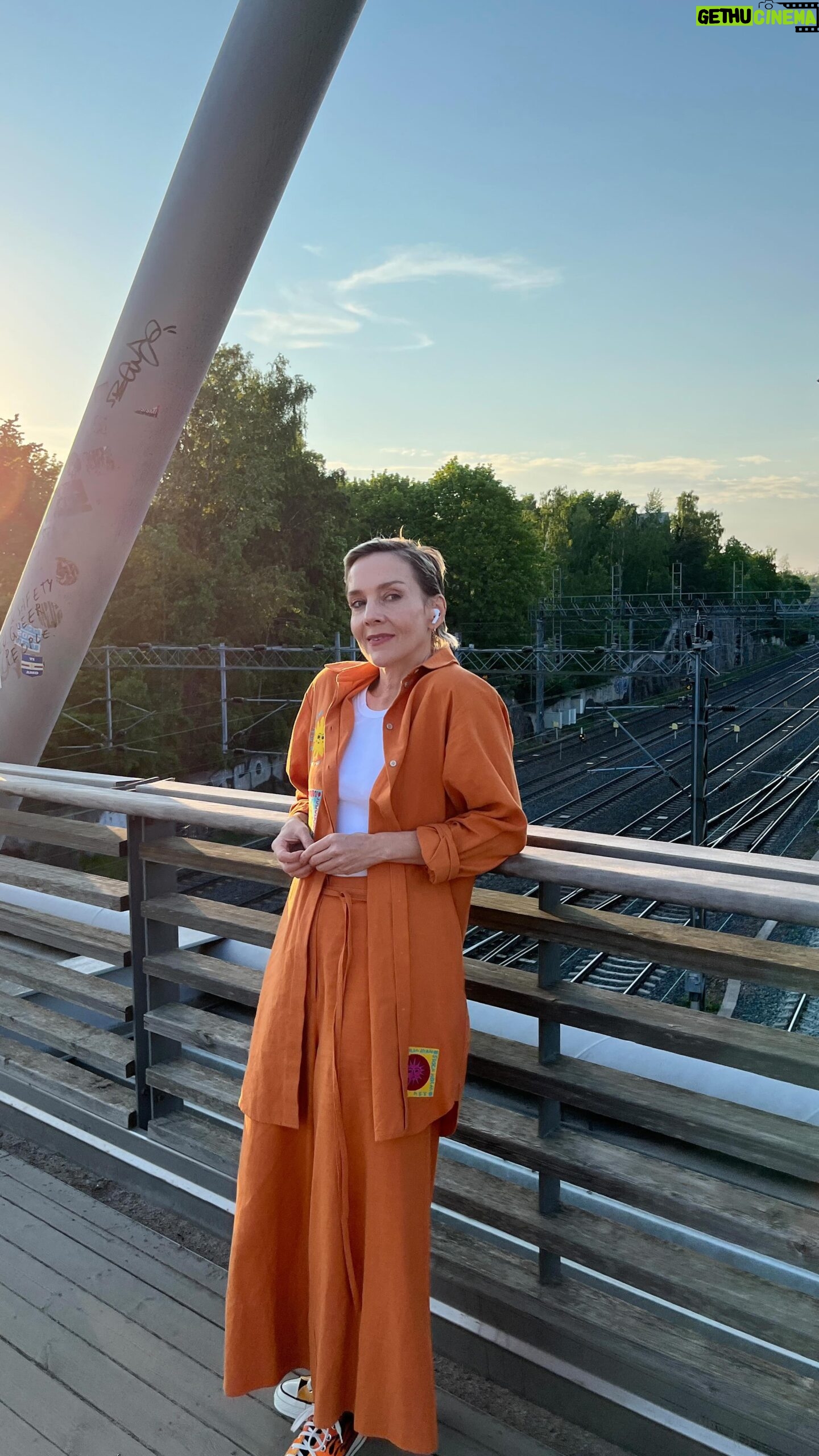 Maria Veitola Instagram - Kaupallinen yhteistyö @storytel_fi Kirjavinkki alkavaan kesään, olkaa niin hyvät! Juha Itkoselta on ilmestynyt uusi audiodraama Sivuraide, jonka löydät alkujaan ainoastaan Storytelistä. Se käsittelee koskettavasti ja kokonaisvaltaisesti ihmissuhteita, muistamista ja muistoja. Ihmisen elämän erilaisia risteyskohtia. Omia valintoja ja sattumia. Muistin taas miksi rakastankaan äänikirjoja. Kuunnella nimittäin voi missä vain ja milloin vain - ja kirjan viedessä mukanaan, kuten nyt, voi lopettaa ja vaipua ajatuksiinsa. Näyttelijöiden dramatisoimana Sivuraide tuntui todentuntuiselta ja olikin sitä kautta taas vähän uudenlainen (luku)kokemus. Tämä korvissa kasatkin häviää kuin itsestään, tarinaan uppoutuneena huomaamatta. Kokeile vaikka! 💘 #storytelfi