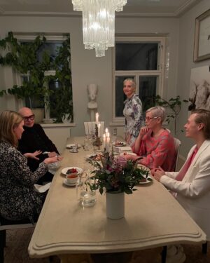 Maria Veitola Instagram - Tällä viikolla Sami Sykkö kutsui minut luokseen yökylään ja kuulemaan ihmeellisiä tuhannen ja yhden yön tarinoitaan. ✨🌜Sami on tyylin ja muodin ammattilainen, joka on tehnyt hienosti rönsyilevää uraansa niin kirjoittavana, kuin puhuvanakin toimittajana ja kommentaattorina. Nykyään Sami on myös työelämäprofessori.

Tällä kertaa matka yökylään ei ollut pitkä, sillä Sami asustaa Helsingin kantakaupungissa. Tunsimme toki Samin kanssa ennestään, mutta emme lainkaan syvällisesti ja siksi tämä yökylä olikin erityisen kutkuttava. Toisen sielunelämään on nimittäin vaikeaa kurkistaa intiimimmin ja kokonaisvaltaisemmin, kuin yökyläilyn merkeissä! 💘

Ehdittiin kaiken juttelun lomassa jumpata, hakea illalliskukat, sekä tietysti tutkia Samin mieletöntä vaatekaappia, joka oli täynnä kadehdittavia aarteita. 

Ja millaiset illalliset meillä olikaan! Ihastuttavia vieraita, taideteoksen julkistaminen, herkullista ruokaa ruokaa ja kiinnostavia juttuja. Niin kuin tiedetään, ystävät kertovat ihmisestä paljon. Tämä porukka oli sellainen, ettei jutulle meinannut tulla loppua ollenkaan. 😸

Juteltiin kaikesta maan ja taivaan väliltä aloittaen toki tyylistä ja kauneudesta päätyen Samin tekemään luokkahyppyyn,13-vuotiaana alkaneeseen työuraan ja parisuhteisiin. Musta oli niin kiinnostavaa, miten vähän Sami tuntuu kaipaavan elämäänsä kumppania. Millaisia ajatuksia teille heräsi meidän jutuista - onko sielläkin vaikeuksia sietää toisten kasoja?

Meidän yökyläilyyn pääset kurkkimaan Maikkarilla kello 21! Jos haluat nähdä erityisen paljon meidän jutustelua, ekstrapitkän jakson löydät MTV Katsomosta jo nyt. MTV Katsomo  -tilaajana muuten näät jo ensi viikonkin jakson. Se on tämän kauden viimeinen (!!) ja silloin vierailen Mika ja Kirsi Aaltolalla.