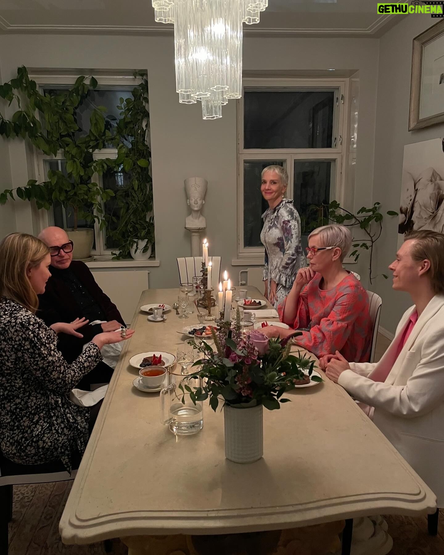 Maria Veitola - 10.3K Likes - Tällä viikolla Sami Sykkö kutsui minut luokseen yökylään ja kuulemaan ihmeellisiä tuhannen ja yhden yön tarinoitaan. ✨🌜Sami on tyylin ja muodin ammattilainen, joka on tehnyt hienosti rönsyilevää uraansa niin kirjoittavana, kuin puhuvanakin toimittajana ja kommentaattorina. Nykyään Sami on myös työelämäprofessori.
Tällä kertaa matka yökylään ei ollut pitkä, sillä Sami asustaa Helsingin kantakaupungissa. Tunsimme toki Samin kanssa ennestään, mutta emme lainkaan syvällisesti ja siksi tämä yökylä olikin erityisen kutkuttava. Toisen sielunelämään on nimittäin vaikeaa kurkistaa intiimimmin ja kokonaisvaltaisemmin, kuin yökyläilyn merkeissä! 💘
Ehdittiin kaiken juttelun lomassa jumpata, hakea illalliskukat, sekä tietysti tutkia Samin mieletöntä vaatekaappia, joka oli täynnä kadehdittavia aarteita.
Ja millaiset illalliset meillä olikaan! Ihastuttavia vieraita, taideteoksen julkistaminen, herkullista ruokaa ruokaa ja kiinnostavia juttuja. Niin kuin tiedetään, ystävät kertovat ihmisestä paljon. Tämä porukka oli sellainen, ettei jutulle meinannut tulla loppua ollenkaan. 😸
Juteltiin kaikesta maan ja taivaan väliltä aloittaen toki tyylistä ja kauneudesta päätyen Samin tekemään luokkahyppyyn,13-vuotiaana alkaneeseen työuraan ja parisuhteisiin. Musta oli niin kiinnostavaa, miten vähän Sami tuntuu kaipaavan elämäänsä kumppania. Millaisia ajatuksia teille heräsi meidän jutuista - onko sielläkin vaikeuksia sietää toisten kasoja?
Meidän yökyläilyyn pääset kurkkimaan Maikkarilla kello 21! Jos haluat nähdä erityisen paljon meidän jutustelua, ekstrapitkän jakson löydät MTV Katsomosta jo nyt. MTV Katsomo -tilaajana muuten näät jo ensi viikonkin jakson. Se on tämän kauden viimeinen (!!) ja silloin vierailen Mika ja Kirsi Aaltolalla.