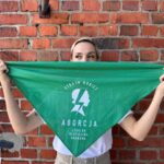 Maria Veitola Instagram - Oletko jo käynyt allekirjoittamassa tän kevään tärkeimmän kansalaisaloitteen EU:n laajuisesta mahdollisuudesta turvalliseen aborttiin? Mä oon ja sinunkin kannattaisi. 🫰🩷 Olet ehkä kuullut uutisia Jenkeistä, missä historiallisesti kumottiin korkeimman oikeuden päätös koko liittovaltion laajuisesta oikeudesta raskaudenkeskeytykseen. Naisten oikeuksiin kajottiin heti kun vain voitiin. Kuitenkaan edes Euroopassa abortti ei ole itsestäänselvyys. Oikeiston, erityisesti kristillisen sellaisen, suosio tarkoittaa usein sitä, että naisten ja vähemmistöjen oikeuksia pyritään kaventamaan. Eikä mikään saavutettu oikeus tai etuus olekaan koskaan itsestäänselvyys. Monen suomalaisen mielestä abortti on terveydenhuoltoa. Kuitenkaan ei tarvitse lähteä kuin Puolaan kohdatakseen aivan toisen maailman. Siksi minullakin on tässä kuvassa juuri tämä, puolalaisen Polish Women’s Strike-liikkeen huivi. ⚡️⚡️⚡️ Puolaa lähes kymmenen vuotta hallinnut kristillinen oikeisto teki laillisen abortin saamisesta lähestulkoon mahdotonta. Naisia kuoli, koska raskaudenkeskeytystä ei voitu tehdä. Nyt tilannetta ollaan korjaamassa - kiitos kun ette luovuttaneet. Toisaalta aborteista voidaan tehdä mahdottomia käytännön tasolla. Tällainen tilanne on esimerkiksi Italiassa, jossa abortti on laillinen, mutta käytännössä äärimmäisen hankala saada. Enemmistö sote-henkilökunnasta ei nimittäin syystä tai toisesta suostu suorittamaan niitä. Äärimmäisen tiukkamielinen oikeistohallitus sielläkin. Siksi, My voice, My choice-kampanja tähtää EU:n laajuiseen aborttioikeuden turvaamiseen. Nimiä kerätään nyt kaikkialla ja Suomessa tilanne on poikkeuksellisen hyvä. Oikeus terveyteen on ihmisoikeus. Ja sitä abortti on - perusterveydenhuoltoa. Kenenkään ei koskaan pitäisi kuolla aborttikiellon takia. Naisten kehot kuuluvat naisille. Allekirjoita eurooppalainen kansalaisaloite bion linkistä. #ÄäniAborttioikeudelle #MyVoiceMyChoice