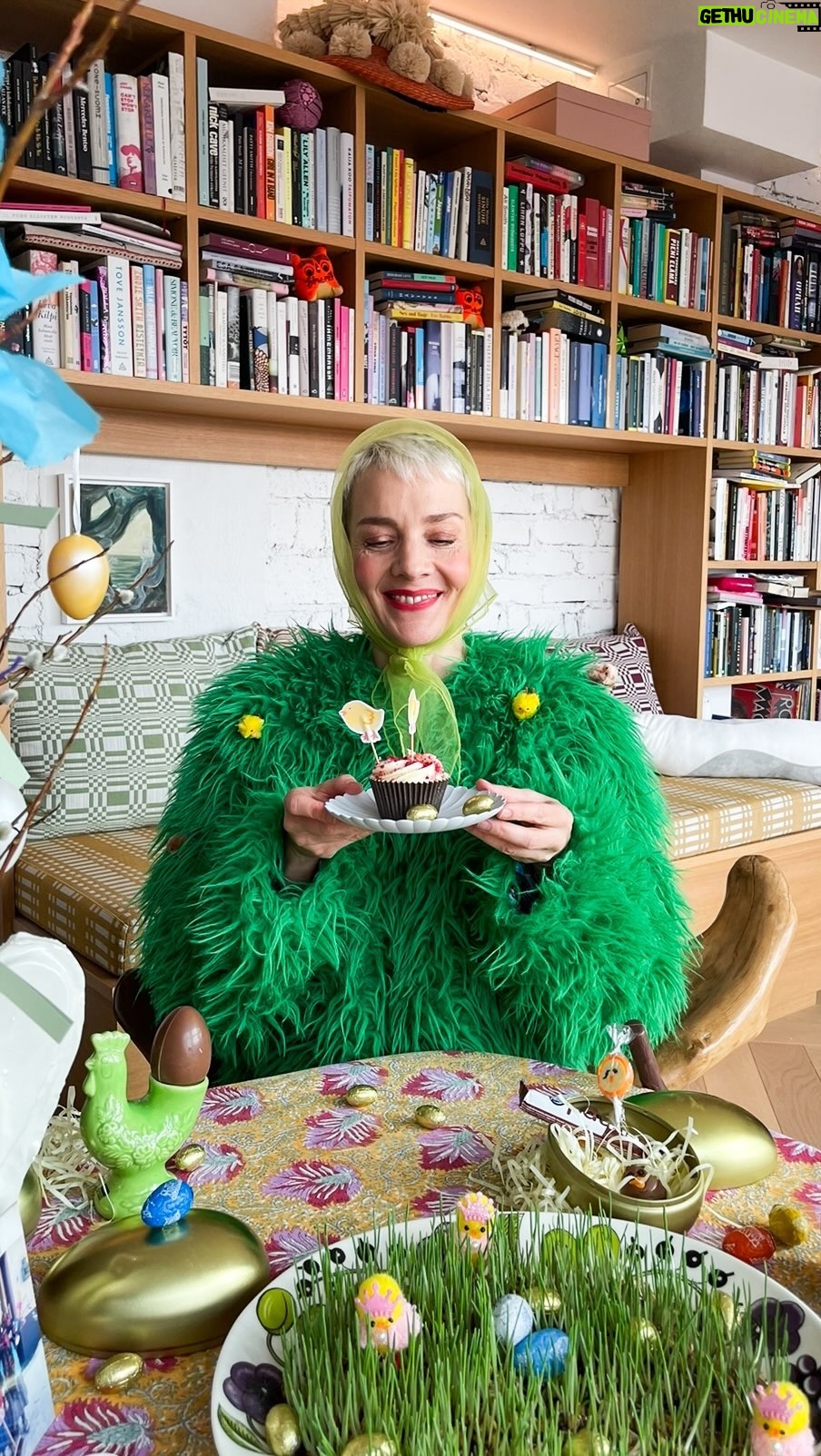 Maria Veitola Instagram - ✨ Pääsiäinen on täällä, tai oikeastaan se on jo pitkällä! ✨ Tämä video tehtiin muistuttamaan siitä just sua. Pääsiäinen on mun lempijuhlapyhä. Ainakaan mulle siihen ei oo koskaan liittynyt hankalia perinteitä tai liian kovia odotuksia. Edes lapsuudessa - ja se on vähän harvinaista! 💘 Sen sijaan pääsiäinen on juhla täynnä ihania värejä, makuja ja muistoja. Tipuja, pupuja, rairuohoa (tämä on kissaystävällinen versio) ja suklaamunia! ☀️🐥 Mulle pääsiäinen on ennen kaikkea kevään tuoja ja useana vuonna se on ollut myös tarvittava tauko kiireisen arjen keskellä. Toivottavasti sun pääsiäinen on kaikkia näitä asioita. Jos juhlafiilistä ei kuitenkaan meinaa löytyä, niin sekään ei haittaa - tää ei oo niin vakavaa. 🐣 Tänään aion mennä pääsiäiskirkkoon ja piilottaa mun lapselle pieniä suklaamunia. Miten te juhlitte tänä pääsiäisenä? Kerro se mulle kommenteissa. 💘: Maria Tipunen Ps. Kuvassa minä, isä ja ystäväni Susa 😽