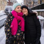 Maria Veitola Instagram - Tämän viikon jaksossa yökyläilen taiteilija ja muusikko Mira Luodin luona. Pääsin tutustumaan myös Miran uusperheen kuudesta lapsesta nuorimpaan Urhoon, sekä miesystävä Olli Saksaan. Olen tavannut ja haastatellut Miraa useampaankin otteeseen, mutta tällä kerralla päästiin erityisen syvälle. ❤️ Mirassa on poikkeuksellinen energia, ehkä koska hän on niin ultimaattinen selviytyjänainen. En jaksa odottaa, että näette tän jakson ja kerrotte mulle millaisia ajatuksia meidän jutuista heräsi. Uskoisin, että moni pystyy samaistumaan siihen kun elämä tuntuu antavan haastetta haasteen perään, mutta luovuttaa ei voi. 🌜 Päästiin siis Miran kanssa elämän tärkeimpien kysymysten äärelle, oikeastaan useampaankin otteeseen. Juteltiin lapsen sairastumisesta, ahdistelusta ja väkivallasta selviämisestä sekä isättömyydestä. Toisaalta käytiin läpi Miran ja Ollin työn merkeissä syttynyt rakkaustarina, sekä Miran sisustusfilosofia. Oli kiinnostavaa kuulla, miten Mira on kokenut PMMP:n nousukauden, sen jälkeisen soolouran ja toisaalta nyt yhden aikansa suosituimman yhtyeen paluun. ✨ Lähinnä siis juteltiin, mutta ehdittiin onneksi lenkille ja katsomaan DVD:ltä Onnenpyörää, johon Mira osallistui 19-vuotiaana. Ja Mira seisoi päällään ja teki spagaatin! Ehdin myös tapaamaan Sami Yaffan ja Erja Lyytisen, jotka tulivat hakemaan Miran mukaansa joulukiertueelle. Meidän menoa pääset seuraamaan Maikkarilta kello 21 ja erityispitkän version jaksosta voit katsoa MTV Katsomosta vaikka heti. MTV Katsomo -tilaajana muuten näät jo seuraavan jakson, jossa vierailen kovasti toivotulla Sami Syköllä. #yökylässä #yökylässäMariaVeitola