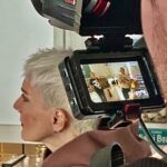 Maria Veitola Instagram – Vihdoinkin ne olisi katsottavissa! Nimittäin kolme uutta Veitola.doc-dokkaria löytyy nyt MTV Katsomosta.

Odotan innolla teidän ajatuksianne niistä. Jakakaa siis ihmeessä tämän julkaisun kommentteihin, että mitä tykkäsitte ja mitä pohdintoja uudet jaksot herättivät. 

Tällä kertaa aiheita on kolme:

✨ Kauneuskirurgia ja pistoshoidot

🌙 Syömishäiriöt

✨ Psykedeelit

Haluaisin tässä kohtaa kiittää mun ihanaa, mega ammattitaitoista työryhmää ja kaikkia tähän projektiin osallistuneita, taustalla haastateltuja kymmeniä asiantuntijoita. 

Koko sydämestäni kiitos ennen kaikkea dokkarin päähenkilöille: te teitte sen. Olitte rohkeita kaikkien niiden puolesta, jotka eivät syystä tai toisesta siihen kykene. Näytitte koko Suomelle, mistä näissä asioissa todella on kyse. Olen teistä kaikista tosi ylpeä. ❤️

Kun keskustelemme nyky-yhteiskunnan haasteista ja erilaisista rikkovista teemoista olemme tekemisissä tavallisten ihmisten kanssa. Todellisista ihmisistä jotka elävät näiden teemojen värittämää arkea. 

Kaikki he ovat kokonaisia ihmisiä ja polkuja heidän nykyiseen arkeensa on ollut lukemattomia. Ethän siis koskaan oleta tai tuomitse. Harvoin nimittäin saamme kuulla koko tarinaa. 

Tämän dokkarikauden tarkoitus onkin avata teemoja, jotka typistyvät liian usein mustavalkoisiksi klikkiotsikoiksi ja skandaaleiksi. Kyse on kuitenkin aina oikeista ihmisistä ja he pääsevät nyt itse ääneen. 

Haluaisinkin nyt kuulla millaisia ajatuksia teille heräsi? Entä mitä aiheita toivoisitte minun käsittelevän tulevaisuuden dokkari-jaksoissa jos sellaisia vielä on mahdollista tehdä. 

#veitoladoc #mtvkatsomo