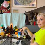 Maria Veitola Instagram – Kaupallinen yhteistyö @rfsucom 🍇🍌🍉🍆

Kun olin lapsi ja nuori, seksistä ei puhuttu juuri mitään. Seksi oli yhtä kuin heteroparin yhdyntä ja tärkeintä oli se, ettei vain tule raskaaksi. 🫠

Olisipa meille kerrottu, että seksi on niin paljon muutakin ja miten iso osa hyvinvointia se voi olla – tärkeintä on nauttiminen ja nautinnon tuottaminen. Ensimmäisenä otetaan aina käteen liukuvoidepurkki, sen kanssa ei kannata säästellä koska se lisää nautintoa. Silloin ei tarvitse kokea häpeää siitä jos ei kostu tarpeeksi tai saa toista kostumaan. Sehän lisää nautintoa kun voi relata eikä tarvi jännittää onnistumista ja liukkaana kaikki on muutenkin kivempaa. Senhän kaikki kai tietää sooloseksin osalta. Kannattaa kokeilla!

#forthefreedomofeverybody
