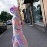 Maria Veitola Instagram - Mikä on sun identiteetti? Itse ajattelen, että olen nainen parhaassa iässä. Toimittaja, joka työskentelee omassa kutsumusammatissaan. Karjalasta ponnistava helsinkiläinen. Äiti, ystävä, tytär ja sisko. Minulle on aina ollut tärkeää, ettei minua voi laittaa mihinkään lokeroon. Haluan olla omaehtoinen. Vapaa olemaan, ajattelemaan ja halutessani myös muuttumaan. 💘 Minua, kuten meitä kaikkia kategorisoidaan jatkuvasti. Usein se menee vähän metsään. Mehän teemme aina oletuksia ihmisistä, etenkin niistä jotka ottavat tilaa tai ovat jostain syystä julkisuudessa. Nämä kategoriat ovat identiteettejä, usein aika ahtaita lokeroita. Joku haluaa identifioitua ikänsä mukaan - oletko milleniaali, gen z vaiko vähän ajan hermolta tipahtanut boomer? Sukupuoli, suhdemuoto, horoskooppimerkki, seksuaalinen suuntautuminen, mielenterveys- tai muu diagnoosi ja esimerkiksi kouluttautuminen tai kouluttautumuus ovat usein vahvoja identiteettejä. Identiteettejä ovat tietysti myös poliittinen kanta, uskontokunta, ruokavalio tai joku muu elämäntapa. Oletko monisuhteinen vai monogamisti? Ekstrovertti vai introvertti? Kotiäiti, finance bro tai ihan perus duunari? Maakuntien mies vai paljasjalkainen stadilainen? Moni identiteetti on läpeensä politisoitunut, eli poliittisesti latautunut. Niiden taakse piiloudutaan, suojaudutaan ja tarvittaessa nokitellaan jonkun toisen, ehkä vastakkain positioituneen identiteettiryhmän kanssa. Jotkut identiteetit voivat olla hyödyttömiä ja jopa haitallisia. Tällainen voi olla esimerkiksi jonkin sairauden tai erityispiirteen kautta identifioituminen. Toisaalta identiteeteistä voi voimaantua, ne auttavat itsetuntemuksessa ja helpottavat samanhenkisten ihmisten kanssa ystävystymistä. Sanoisinkin, että ne ovat parhaimillaan silloin, kun identiteetit eivät ole ehdottomia ja päädy määrittelemään koko ihmistä. Mehän olemme ennen kaikkea ainutlaatuisia yksilöitä. Millaisena erilaiset identiteetit ja niiden kautta itsensä näkeminen näyttäytyvät sulle? Voit kertoa kommenteissa mikä on sun identiteetti? 💘 Sitä kautta pääsee helposti pohtimaan, sisältääkö se ehkä jotain haitallisia uskomuksia tai rajoituksia? 📸: @iida.schwartz