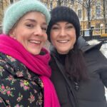 Maria Veitola Instagram - Tämän viikon jaksossa yökyläilen taiteilija ja muusikko Mira Luodin luona. Pääsin tutustumaan myös Miran uusperheen kuudesta lapsesta nuorimpaan Urhoon, sekä miesystävä Olli Saksaan. Olen tavannut ja haastatellut Miraa useampaankin otteeseen, mutta tällä kerralla päästiin erityisen syvälle. ❤️ Mirassa on poikkeuksellinen energia, ehkä koska hän on niin ultimaattinen selviytyjänainen. En jaksa odottaa, että näette tän jakson ja kerrotte mulle millaisia ajatuksia meidän jutuista heräsi. Uskoisin, että moni pystyy samaistumaan siihen kun elämä tuntuu antavan haastetta haasteen perään, mutta luovuttaa ei voi. 🌜 Päästiin siis Miran kanssa elämän tärkeimpien kysymysten äärelle, oikeastaan useampaankin otteeseen. Juteltiin lapsen sairastumisesta, ahdistelusta ja väkivallasta selviämisestä sekä isättömyydestä. Toisaalta käytiin läpi Miran ja Ollin työn merkeissä syttynyt rakkaustarina, sekä Miran sisustusfilosofia. Oli kiinnostavaa kuulla, miten Mira on kokenut PMMP:n nousukauden, sen jälkeisen soolouran ja toisaalta nyt yhden aikansa suosituimman yhtyeen paluun. ✨ Lähinnä siis juteltiin, mutta ehdittiin onneksi lenkille ja katsomaan DVD:ltä Onnenpyörää, johon Mira osallistui 19-vuotiaana. Ja Mira seisoi päällään ja teki spagaatin! Ehdin myös tapaamaan Sami Yaffan ja Erja Lyytisen, jotka tulivat hakemaan Miran mukaansa joulukiertueelle. Meidän menoa pääset seuraamaan Maikkarilta kello 21 ja erityispitkän version jaksosta voit katsoa MTV Katsomosta vaikka heti. MTV Katsomo -tilaajana muuten näät jo seuraavan jakson, jossa vierailen kovasti toivotulla Sami Syköllä. #yökylässä #yökylässäMariaVeitola