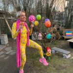 Maria Veitola Instagram - Vappu on hei ovella, nyt meille kuolevaisillekin. Vappua jo viikkoja juhlinut haalarikansa on nimittäin ymmärrykseni tuolla puolen ja ainoa selitys ilmiölle on, että ilmeisesti en osaa pitää hauskaa. 😸 Vappu ei nimittäin ole mikään suosikkijuhlani. Antipatiani tätä sinänsä aivan ihanaa kevään avausta kohtaan liittyy ihmisten käyttäymiseen juhlapyhinä. Kännissä kun sitä tulee tehtyä ja sanottua kaikkea typerää. Vappuun liittyy keskeisesti alkoholin runsas kuluttaminen ja sen myötä vapautunut, jopa sekopäinen käytös. Jospa tämä vuosi kuitenkin olla erilainen? Olen kokenut vapun jo 51 kertaa ja siksi tein muistilistan kaikille juhlijoille. 🌸 Kaiken hauskuuden ja hulluuden keskellä on nimittäin hyvä pitää mielessä muutama perusasia. Nämä muuten sopivat moneen juhlaan. Suosittelen siksikin jakamaan tätä postausta eteenpäin. Turvallisempien ja ihanampien juhlien puolesta, nyt ja aina! 💘