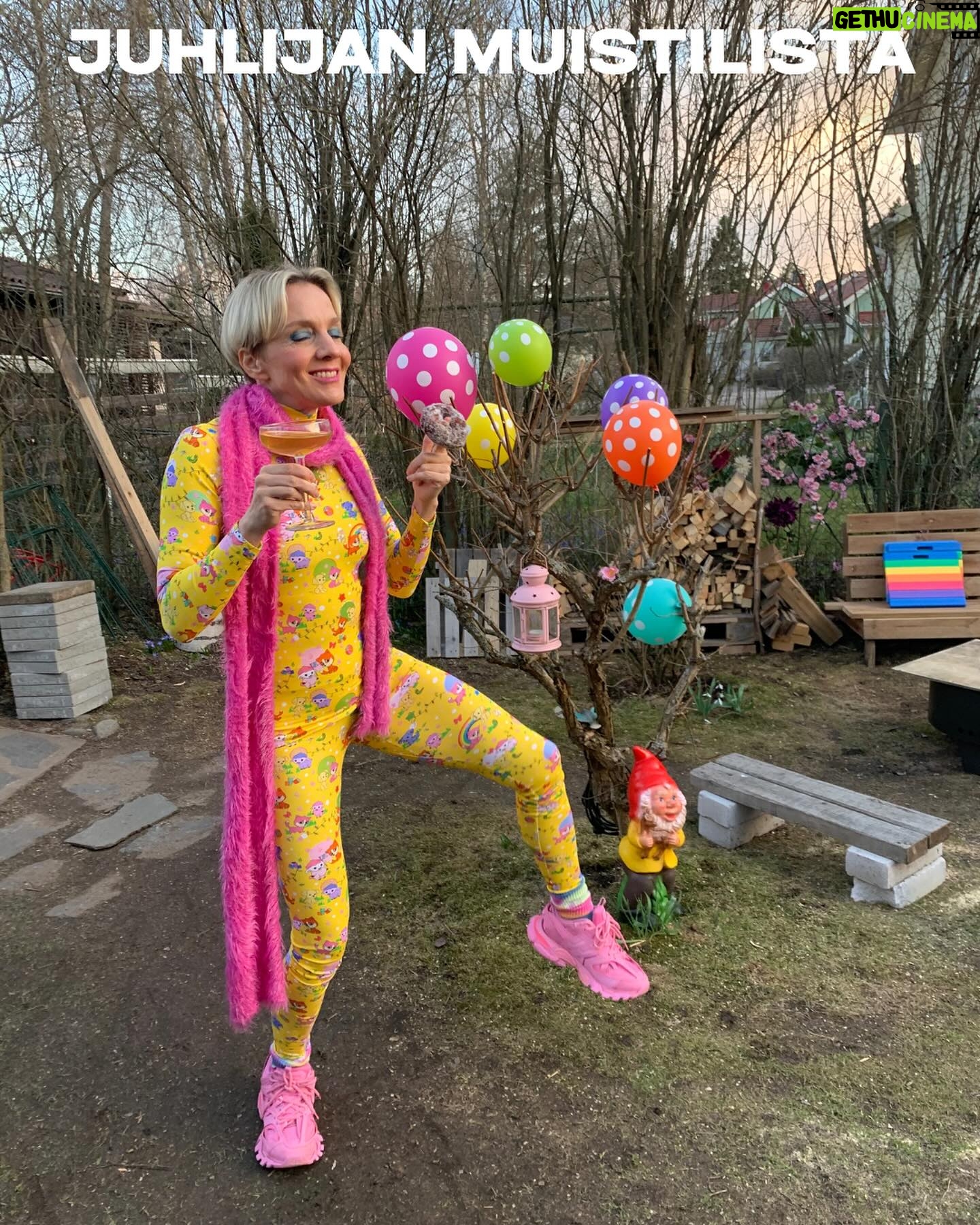 Maria Veitola - 12.9K Likes - Vappu on hei ovella, nyt meille kuolevaisillekin. Vappua jo viikkoja juhlinut haalarikansa on nimittäin ymmärrykseni tuolla puolen ja ainoa selitys ilmiölle on, että ilmeisesti en osaa pitää hauskaa. 😸
Vappu ei nimittäin ole mikään suosikkijuhlani. Antipatiani tätä sinänsä aivan ihanaa kevään avausta kohtaan liittyy ihmisten käyttäymiseen juhlapyhinä. Kännissä kun sitä tulee tehtyä ja sanottua kaikkea typerää.
Vappuun liittyy keskeisesti alkoholin runsas kuluttaminen ja sen myötä vapautunut, jopa sekopäinen käytös. Jospa tämä vuosi kuitenkin olla erilainen? Olen kokenut vapun jo 51 kertaa ja siksi tein muistilistan kaikille juhlijoille. 🌸
Kaiken hauskuuden ja hulluuden keskellä on nimittäin hyvä pitää mielessä muutama perusasia. Nämä muuten sopivat moneen juhlaan. Suosittelen siksikin jakamaan tätä postausta eteenpäin.
Turvallisempien ja ihanampien juhlien puolesta, nyt ja aina! 💘