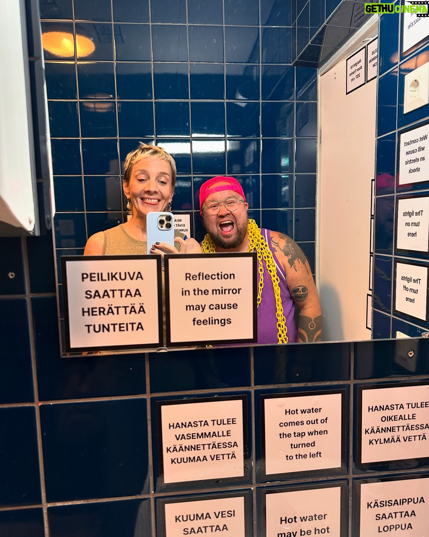 Maria Veitola Instagram - Keravan vanhaan, pian purettavaan Anttilan tavarataloon avautuu kesäksi ihan himmeän hieno, jättimäinen purkutaidenäyttely Ihmemaa X. Ihmemaa X -näyttelyssä on mukana n. 240 taiteilijaa ja ammattitaiteilijoiden lisäksi teoksia on ollut toteuttamassa mm. päihde- ja mielenterveyskuntoutujia. Mä pääsin fiilistelemään tätä mieletöntä taidepläjääystä etukäteen ystäväni Marun privakierroksella. 🚀 Maru on vetänyt Lasten ja nuorten säätiön Visionäärit -työpajoja, joissa työn ja koulutuksen ulkopuolelle jääneet nuoret saavat ilmaista itseään ja ottaa kantaa heille tärkeisiin asioihin taiteen ja aktivismin eli artivismin avulla. Työpajoissa syntyneitä teoksia ja viestejä voi tutkia Marun tuottamassa Visionäärit -ryhmän installaatiossa. Sen teemoista löytyy ainakin yksinäisyyttä, yhdenvertaisuutta ja rauhaa. Yhdenvertaisuus, tasa-arvo ja valtavirran ulkopuolisuus ovat myös näyttelyn tuottaman keravalaisen Purkutaide -kollektiivin työn ja ajattelun ytimessä: taiteilijoista tasan 45% on naisia ja miehiä, 10% muunsukupuolisia.�� Tapasin kierroksella näyttelyä tuottavan Lauran ja mielettömällä ”Ääretön huone” -teoksella näyttelyyn osallistuvan Tuomaksen. Aivan hullun hienoa duunia, upeita taide-elämyksiä ja tinkimätöntä aktivismia tarjolla siis Keravalla 1.6. alkaen. Sanoisin, että Ihmemaa X:ssä on dystooppinen, mutta inhimillinen tunnelma.
Tehkää kaikki kesäretki tänne! 🚉 @purkutaide P.S. Taiteilijat on tagatty kuviin, niin tiedätte ketkä ovat näiden teosten takana. #purkutaide #ihmemaax
