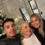 Maria Veitola Instagram - Tän viikon jakso oli mulle varmaan tämän kauden tunteellisin, sekä jännättävin. Se johtuu siitä, että olin kylässä Sara Siepin ja hänen puolisonsa Pyry Soirin luona. Me olemme asuneet lähekkäin Helsingin kantakaupungissa jo vuosia mutta emme ole edes juuri moikkailleet. Ja nyt heti yökylään! Katso MTV Katsomosta tai sit illalla kello 21 Maikkarilta että miten meillä meni, mutta sen verran voin paljastaa että ihanasti. Monta vuotta mielessä kalvanut sekaannus sovittiin heti ovella ja molemmin puolin pyydettiin ja saatiin anteeksi. ❤️ Miss Suomena tunnetuksi tullut Sara on yksi Suomen seuratuimpia ja tunnetuimpia somepersoonia ja Pyry taas ammattilaisjalkapalloilija. Pääsinkin seuraamaan Saran työpäivää, johon kuului myös urheilua ja käynti kauneushoitolassa. Pyryn kanssa tavattiin toisemme ensimmäistä kertaa ja suuntasimme tietysti heti saunaan sekä avantoon. 🧊💘 Keskustelimme ulkonäkörutiineista, paineista, itsenäisyydestä ja sosiaalisen median aiheuttamista muutoksista arkeen sekä elämään. Vahvoja tunteitahan siinä heräsi! Toisaalta puhuimme myös siitä millaista on muuttaa Namibiasta Myllykoskelle. Oli ihanaa kuulla Saran ja Pyryn moderni rakkaustarina. <3 Millaisia fiiliksiä teille nousi jaksosta? Mulle oli tärkeää päästä jakamaan elämää ja aloittamaan alusta Saran kanssa. Oli virkistävää kuulla hänen ajatuksiaan sosiaalisesta mediasta ja toisaalta sykähdyttävää kuulla hänen kokemuksistaan jatkuvan vihapuheen kohteena. Nyt haluaisin kuulla, että mitä mieltä te olette - haetteko sosiaalisesta mediasta helpotusta arjen paineisiin ja harmauteen kevyestä sisällöstä vai viihdyttekö ennemmin poliittisen ja kantaaottavan sisällön parissa? Kuten sanottua, Yökylässä Maria Veitola tulee tänään Maikkarilta kello 21 ja ekstrapitkän jakson voit katsoa MTV Katsomosta vaikka heti. MTV Katsomo -tilaajana voit katsoa jo seuravaan viikon jakson, jossa vierailen ihastuttavan Outi Mäenpään farmilla. 3. kuva @idakentala #yökylässä #yökylässäMariaVeitola