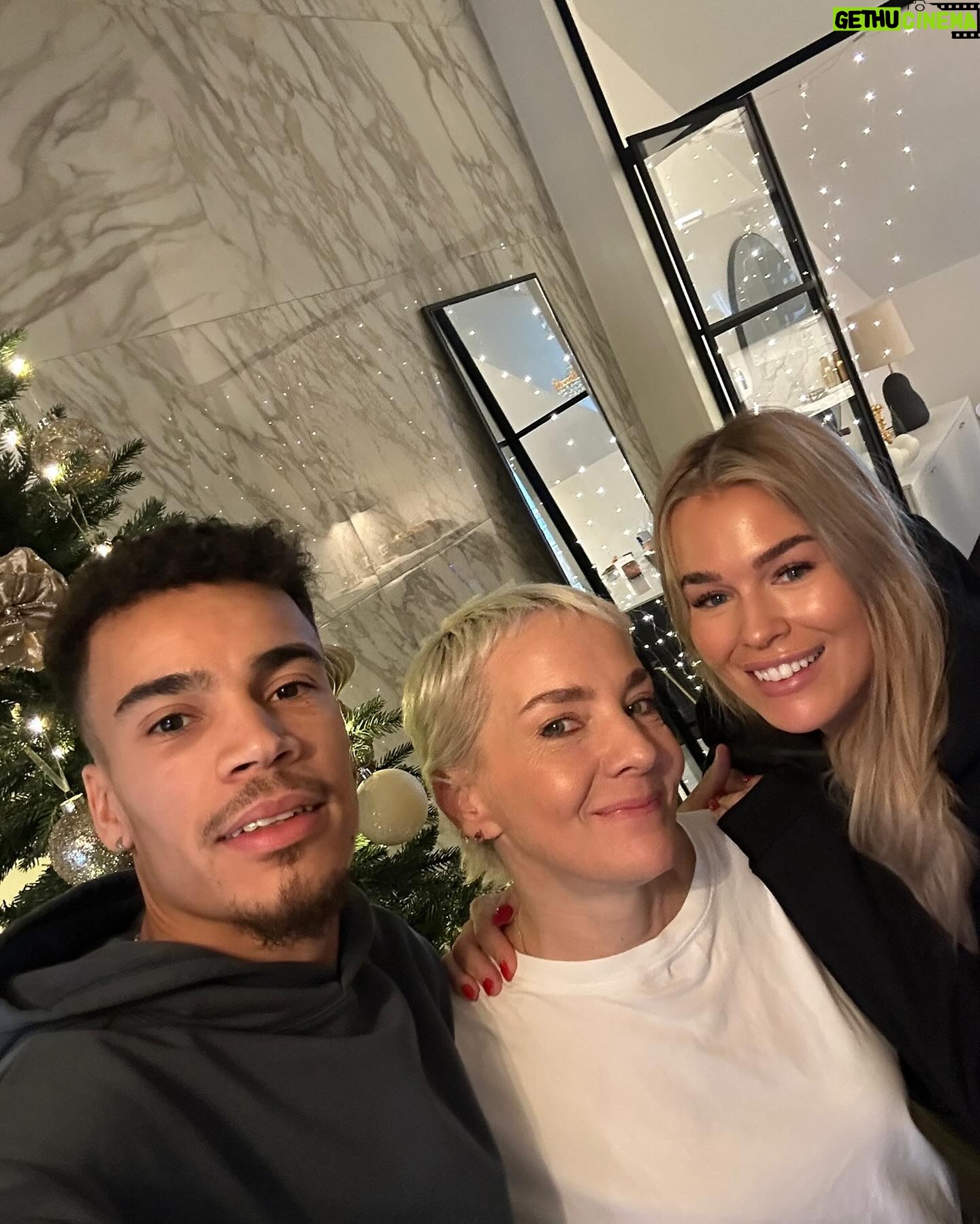 Maria Veitola - 9.2K Likes - Tän viikon jakso oli mulle varmaan tämän kauden tunteellisin, sekä jännättävin. Se johtuu siitä, että olin kylässä Sara Siepin ja hänen puolisonsa Pyry Soirin luona. Me olemme asuneet lähekkäin Helsingin kantakaupungissa jo vuosia mutta emme ole edes juuri moikkailleet.
Ja nyt heti yökylään! Katso MTV Katsomosta tai sit illalla kello 21 Maikkarilta että miten meillä meni, mutta sen verran voin paljastaa että ihanasti. Monta vuotta mielessä kalvanut sekaannus sovittiin heti ovella ja molemmin puolin pyydettiin ja saatiin anteeksi. ❤️
Miss Suomena tunnetuksi tullut Sara on yksi Suomen seuratuimpia ja tunnetuimpia somepersoonia ja Pyry taas ammattilaisjalkapalloilija. Pääsinkin seuraamaan Saran työpäivää, johon kuului myös urheilua ja käynti kauneushoitolassa. Pyryn kanssa tavattiin toisemme ensimmäistä kertaa ja suuntasimme tietysti heti saunaan sekä avantoon. 🧊💘
Keskustelimme ulkonäkörutiineista, paineista, itsenäisyydestä ja sosiaalisen median aiheuttamista muutoksista arkeen sekä elämään. Vahvoja tunteitahan siinä heräsi! Toisaalta puhuimme myös siitä millaista on muuttaa Namibiasta Myllykoskelle.
Oli ihanaa kuulla Saran ja Pyryn moderni rakkaustarina. <3
Millaisia fiiliksiä teille nousi jaksosta? Mulle oli tärkeää päästä jakamaan elämää ja aloittamaan alusta Saran kanssa. Oli virkistävää kuulla hänen ajatuksiaan sosiaalisesta mediasta ja toisaalta sykähdyttävää kuulla hänen kokemuksistaan jatkuvan vihapuheen kohteena.
Nyt haluaisin kuulla, että mitä mieltä te olette - haetteko sosiaalisesta mediasta helpotusta arjen paineisiin ja harmauteen kevyestä sisällöstä vai viihdyttekö ennemmin poliittisen ja kantaaottavan sisällön parissa?
Kuten sanottua, Yökylässä Maria Veitola tulee tänään Maikkarilta kello 21 ja ekstrapitkän jakson voit katsoa MTV Katsomosta vaikka heti. MTV Katsomo -tilaajana voit katsoa jo seuravaan viikon jakson, jossa vierailen ihastuttavan Outi Mäenpään farmilla.
3. kuva @idakentala
#yökylässä #yökylässäMariaVeitola