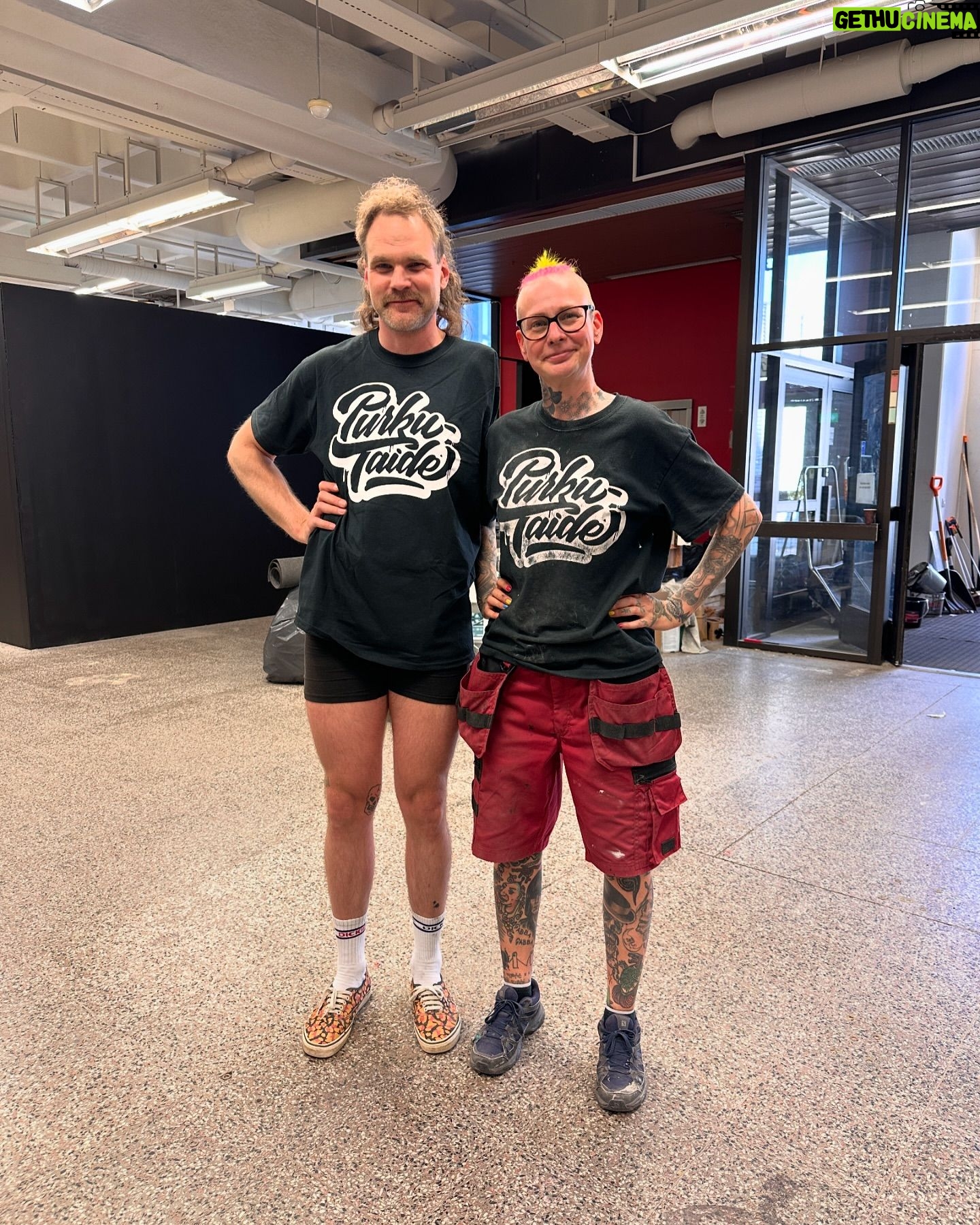 Maria Veitola Instagram - Keravan vanhaan, pian purettavaan Anttilan tavarataloon avautuu kesäksi ihan himmeän hieno, jättimäinen purkutaidenäyttely Ihmemaa X. Ihmemaa X -näyttelyssä on mukana n. 240 taiteilijaa ja ammattitaiteilijoiden lisäksi teoksia on ollut toteuttamassa mm. päihde- ja mielenterveyskuntoutujia. Mä pääsin fiilistelemään tätä mieletöntä taidepläjääystä etukäteen ystäväni Marun privakierroksella. 🚀 Maru on vetänyt Lasten ja nuorten säätiön Visionäärit -työpajoja, joissa työn ja koulutuksen ulkopuolelle jääneet nuoret saavat ilmaista itseään ja ottaa kantaa heille tärkeisiin asioihin taiteen ja aktivismin eli artivismin avulla. Työpajoissa syntyneitä teoksia ja viestejä voi tutkia Marun tuottamassa Visionäärit -ryhmän installaatiossa. Sen teemoista löytyy ainakin yksinäisyyttä, yhdenvertaisuutta ja rauhaa. Yhdenvertaisuus, tasa-arvo ja valtavirran ulkopuolisuus ovat myös näyttelyn tuottaman keravalaisen Purkutaide -kollektiivin työn ja ajattelun ytimessä: taiteilijoista tasan 45% on naisia ja miehiä, 10% muunsukupuolisia.�� Tapasin kierroksella näyttelyä tuottavan Lauran ja mielettömällä ”Ääretön huone” -teoksella näyttelyyn osallistuvan Tuomaksen. Aivan hullun hienoa duunia, upeita taide-elämyksiä ja tinkimätöntä aktivismia tarjolla siis Keravalla 1.6. alkaen. Sanoisin, että Ihmemaa X:ssä on dystooppinen, mutta inhimillinen tunnelma.
Tehkää kaikki kesäretki tänne! 🚉 @purkutaide P.S. Taiteilijat on tagatty kuviin, niin tiedätte ketkä ovat näiden teosten takana. #purkutaide #ihmemaax