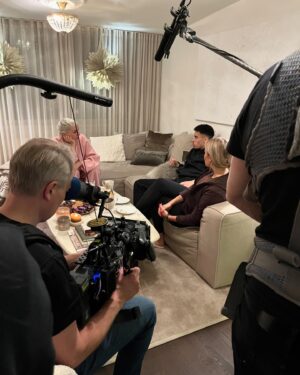 Maria Veitola Instagram - Tän viikon jakso oli mulle varmaan tämän kauden tunteellisin, sekä jännättävin. Se johtuu siitä, että olin kylässä Sara Siepin ja hänen puolisonsa Pyry Soirin luona. Me olemme asuneet lähekkäin Helsingin kantakaupungissa jo vuosia mutta emme ole edes juuri moikkailleet.

Ja nyt heti yökylään! Katso MTV Katsomosta tai sit illalla kello 21 Maikkarilta että miten meillä meni, mutta sen verran voin paljastaa että ihanasti. Monta vuotta mielessä kalvanut sekaannus sovittiin heti ovella ja molemmin puolin pyydettiin ja saatiin anteeksi. ❤️

Miss Suomena tunnetuksi tullut Sara on yksi Suomen seuratuimpia ja tunnetuimpia somepersoonia ja Pyry taas ammattilaisjalkapalloilija. Pääsinkin seuraamaan Saran työpäivää, johon kuului myös urheilua ja käynti kauneushoitolassa. Pyryn kanssa tavattiin toisemme ensimmäistä kertaa ja suuntasimme tietysti heti saunaan sekä avantoon. 🧊💘

Keskustelimme ulkonäkörutiineista, paineista, itsenäisyydestä ja sosiaalisen median aiheuttamista muutoksista arkeen sekä elämään. Vahvoja tunteitahan siinä heräsi! Toisaalta puhuimme myös siitä millaista on muuttaa Namibiasta Myllykoskelle.

Oli ihanaa kuulla Saran ja Pyryn moderni rakkaustarina. <3

Millaisia fiiliksiä teille nousi jaksosta? Mulle oli tärkeää päästä jakamaan elämää ja aloittamaan alusta Saran kanssa. Oli virkistävää kuulla hänen ajatuksiaan sosiaalisesta mediasta ja toisaalta sykähdyttävää kuulla hänen kokemuksistaan jatkuvan vihapuheen kohteena. 

Nyt haluaisin kuulla, että mitä mieltä te olette - haetteko sosiaalisesta mediasta helpotusta arjen paineisiin ja harmauteen kevyestä sisällöstä vai viihdyttekö ennemmin poliittisen ja kantaaottavan sisällön parissa?

Kuten sanottua, Yökylässä Maria Veitola tulee tänään Maikkarilta kello 21 ja ekstrapitkän jakson voit katsoa MTV Katsomosta vaikka heti. MTV Katsomo  -tilaajana voit katsoa jo seuravaan viikon jakson, jossa vierailen ihastuttavan Outi Mäenpään farmilla. 

3. kuva @idakentala 

#yökylässä #yökylässäMariaVeitola