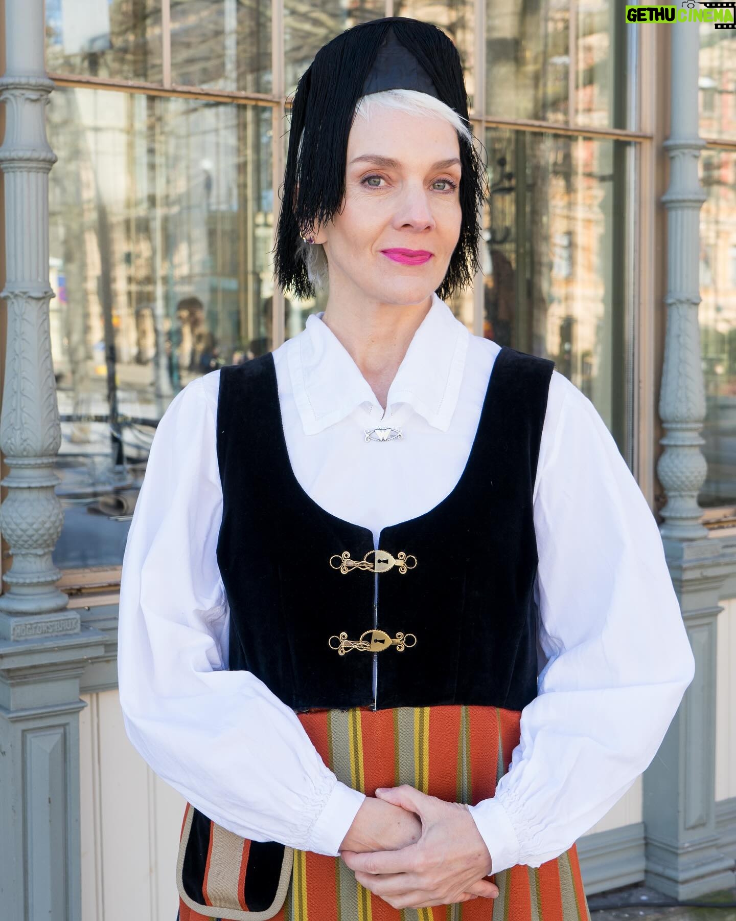 Maria Veitola Instagram - MitĂ€ kaikkea se karjalaisuus oikein on? đ Vaikka ja mitĂ€! đ Ainakin isoja tunteita. SitĂ€, ettĂ€ ilo ja suru ovat tosi lĂ€hekkĂ€in toisiaan, vĂ€hĂ€n ehkĂ€ selittĂ€mĂ€ttömĂ€stikin. Usein itken, kun nauran. Karjalaisuus on mulle estetiikkaa, laulua, tanssia, runoutta, lausumista. Vieno-mummini oli kova runonlausuja. đ Se on vieraanvaraisuutta. SitĂ€, ettĂ€ kutsuu mielellÀÀn ihmisiĂ€ kotiinsa ja haluaa, ettĂ€ muilla on kotoisa olo ja hyvĂ€ olla. EttĂ€ vieraat lĂ€htevĂ€t kotimatkalle sielut ja ruumiit ravittuina. Meille hyvĂ€ ruoka on tĂ€rkeĂ€ asia ja tapa osoittaa rakkautta. Karjalaisuus on sitĂ€, ettĂ€ koti on maailman tĂ€rkein paikka. Se on sitĂ€ ehkĂ€ siksi, ettĂ€ monen on tĂ€ytynyt lĂ€hteĂ€. Kynnys lĂ€htemiseen on matalalla. Karjalaisuus on myös juurettomuutta. LöydĂ€n itseni usein olemasta kateellinen sellaisille ihmisille, joilla on suvun paikkoja - vanhoja maatiloja ja tiluksia, jonne mennĂ€ muistelemaan sitĂ€, mistĂ€ me olemme tulleet. MeillĂ€ ei sellaisia ole, pientĂ€ Saimaan saarimökkiĂ€ lukuunottamatta. SiellĂ€kin viipurilainen Iiri-mummoni pelkĂ€si, ettĂ€ venĂ€lĂ€iset tulevat ja vievĂ€t kaiken. Karjalaisuus on elĂ€vĂ€istĂ€ kielenkĂ€yttöÀ ja rikasta verbaliikkaa. SitĂ€ ettĂ€ puhellaan kaikenlaista kaikkien kanssa, höpötellÀÀn ja haastellaan. SitĂ€, ettĂ€ on helppo jutella lĂ€hes mistĂ€ vaan, kenelle vaan. Toisaalta karjalaisuus on isoja teemoja ja juttuja joista ei puhuta. Sotaa ja pakolaisuutta. Evakkoa. Ylisukupolvisia traumoja. Niin kipeitĂ€ asioita, ettei niistĂ€ ole voitu puhua. On keskitytty selviĂ€miseen. Karjalaisuus tarkoittaa mulle isoja ristiriitoja. Toisaalta se on vahva ja erityisesti vahvoja naisia korostava kulttuuri ja toisaalta siihen sisĂ€ltyy niin paljon, mistĂ€ ei tiedĂ€ mitÀÀn. Naisten vahvuus ja voima karjalaisessa kulttuurissa onkin silmiinpistĂ€vÀÀ. Me olemme sitkeitĂ€ ja kannattelemme kaiken. Kaikenlaisissa tilanteissa oli pĂ€rjĂ€ttĂ€vĂ€ ja niin on toimittava edelleen. YökylĂ€ily on myös karjalaista. MikĂ€ olisikaan karjalaisempaa, kuin mennĂ€ talosta taloon jakamaan ja kuuntelemaan elĂ€mĂ€n iloja ja suruja. MitĂ€ karjalaisuus merkitsee just sulle? Kerro kommenteissa. Jaetaan tunteita ja ajatuksia, se on karjalaista ja auttaa aidosti aina. â€ïž đž: @iida.schwartz