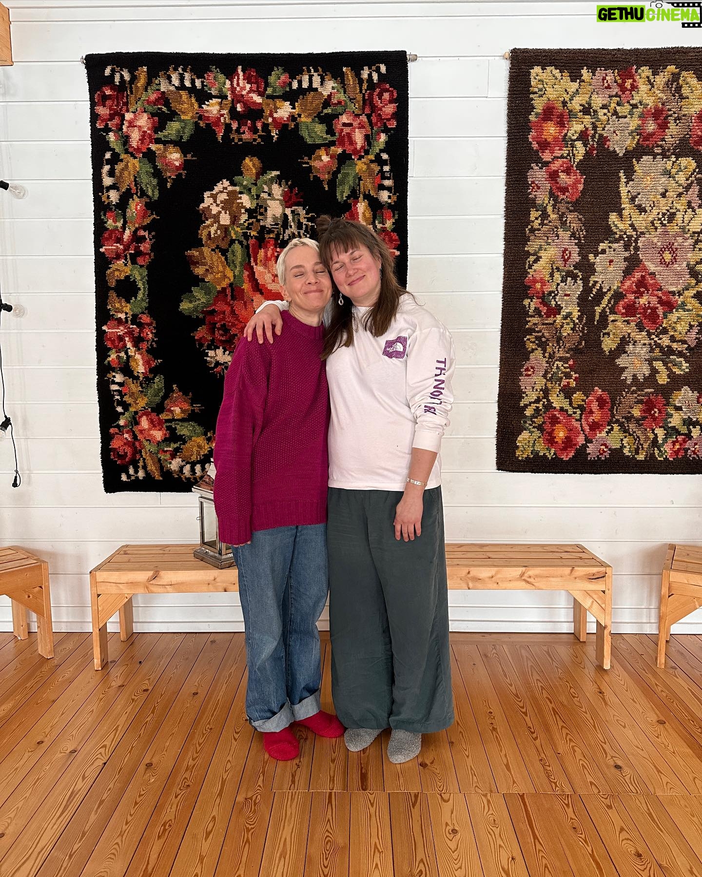 Maria Veitola Instagram - Olin viikonloppuna ystäväni kanssa Hiljaisuus-retriitissä.🧘🏼♀️🧘🏼♀️ Oltiin buukattu tää vetäytyminen kauan sitten, ja sen lähestyessä meitä nauratti se, että me aiotaan istua viisi tuntia suuntaansa junassa ja maksetaan siitä, että voidaan olla kaukana kotoa, hiljaa yhdessä. Mutta se oli loistavaa! Ehdittiin puhua syvällisiä junassa, perillä sit hiljennyttiin ja köllittiin. Retriitti oli lemppari Helena Karhun vetämä, ollaan oltu hänen retriiteillä aiemminkin. Helenalla on vahva luontosuhde ja perinnekulttuuri läsnä kaikessa tekemisessä, siksikin hänen taikapiirissään on aina maadottavaa olla. Hiljaisuus tapahtui Pohjois-Karjalassa, Rääkkylän Villa Ruusulassa jota pyörittävät laulaja-lauluntekijä Sari Kaasinen ja hänen puolisonsa Pete. Me meditoitiin ja rentouduttiin ja saatiin lisäksi nauttia karjalaisesta vieraanvaraisuudesta, notkuvista herkkupöydistä, puhtaista lakanoista, saunasta ja avannosta. Mikä parasta, Sari soitti meille ihmeellisesti kanteletta ja lauloi tervetuliaisiksi ja lähtiäisiksi. Nautin niin kun sain kylpeä karjalaisuudessa, rakkaassa murteessa, maisemissa ja tavoissa. Aina on ikävä sinne, omalle kasvualustalle. Kaikki eivät toki voi valita hiljaisuutta elämäänsä, monilla ei vain ole ketään kenelle puhua. Itse viihdyn hiljaisuudessa ja kaipaan sitä annoksen joka päivään, mutta yleensä se vaatii sen, että olen kotona yksin. Ja sehän on ihan eri juttu, kuin olla yhteisellä sopimuksella järjestetysti hiljaa, tuntemattomien ihmisten kanssa samoissa tiloissa melkein kaksi vuorokautta. Kun oli hiljaista, oli niin paljon tilaa ja aikaa ajatella omia ajatuksia. Sitäkin olin kaivannut. Ei ollut kiire, kukaan ei keskeyttänyt, ei tarvinnut kiinnostua kenenkään asioista, eikä omia ajatuksia tarvinnut jakaa. Päivät tuntuivat ihanan pitkiltä. Tämä postaus toimikoon muistilappuna teille, että tehkää rakkauden teko itsellenne: ottakaa aikaa ja tilaa omille ajatuksille, levolle ja hiljaisuudelle. Enemmän pitäisi ihmisten tehdä rauhoittavia asioita myös yhdessä. Ja hellikää juurianne, sitä hyvää ja kaunista maaperää, jossa olette kasvaneet. Rikkaruohot ja muut rumat menneisyyden roippeet kannattaa toki käsitellä ja kipata kaatopaikalle.