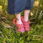 Maria Veitola Instagram – Rakkaat, nyt on kesä! ☀️✨🌸
Alkukesän merkkeihin kuuluu (tietty) allergiarallin ja katupölyinfernon lisäksi likaisten kenkien elvyttäminen kesäkatukuntoon.
Jotkut kengät on niin ihania ja herkkiä tai investointeja, ettei sellaisia raaski laittaa pesukoneeseen. Sellaisten varalle tässä siis pieni ohje! 💘
Tässäpä siis Maria Veitolan pikaohje kenkien pesua varten.
Mulla meni alle puoli tuntia, että sai jättää kengät kuivumaan. Ei nää nyt ihan uudet ole, mutta melkein!
Tarvitset:
🌸 Ruokasoodaa tai siivoussoodaa
🌸 Vettä
🌸 Rätin tai sienen
Ja halutessasi:
🌸 Vanhan hammasharjan
🌸 Taikasienen
🌸 Puhdistuskiven
Aloita irroittamalla kengistä nauhat ja pohjalliset, jos ne irtoavat.
Raaputa kuivalla rätillä tai sienellä kengistä pois kaikki irtolika ja hiekka.
Tee soodasta ja vedestä (50/50) puhdistustahna. Sillä sitten läträämään likaisiin kohtiin. Tällä tavalla saa helposti puhdistettua myös vaaleat ja valkoiset kengät.
Jos kengät on tosi likaiset, voi pinttynyttäkin likaa saada irti taikasienellä ja puhdistuskivellä.
Sit huuhdo! Avot, kuivumaan! Kenkien sisään kannattaa laittaa jokin väritön pyyhe tai paperia, jotta ne eivät menetä muotoaan kuivuessa, mutta pesuaineet ja vesi eivät silti imeydy itse kenkään.
Anna kuivua mielummin liian kauan kuin liian vähän aikaa. Nää mun möhkökengät kuivui ihan viikonlopun yli. Varmaan vähempikin riittää, mutta kannattaa ottaa varman päälle sillä märän kengän laittaminen jalkaan voi vaikuttaa sen muotoon.
Loppusilauksena pese kengännauhat pesukoneessa tai vaihda kokonaan uudet, freshit nauhat tilalle.
Näissä mun lenkkareissa on erityinen tuplanauhoitus, piti hakea apua tiktokista, että tajusin miten ne laitetaan. 😅
Mistäs muusta tunnistaa kesän saapuneen? Ja onko toiveita mitä kokeilen seuraavaksi?
