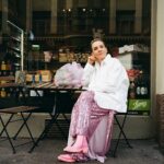 Maria Veitola Instagram - Lakot jatkuvat. Sympatiani ja sydämeni on teidän puolella, jotka pyritte parantamaan omaa tilannettanne. Puolustatte samalla demokratiaa. 💘 Maailma muuttuu ja työmarkkinat sen mukana. Työntekijöiden etujärjestöt ovat olleet tärkeässä asemassa rakentamassa Suomesta oikeudenmukaisempaa yhteiskuntaa, ja se työ on tärkeää myös tulevaisuudessa. Itse olen yrittäjä ja kuunnellut lakkoiluun sekä työmarkkinoihin liittyvää uppiniskaista keskustelua ymmälläni. Se menee suurelta osin ohi, joka liittyy niin kieleen, kuin vastenmieliseen poliittiseen riitelyyn - omaa työhistoriaani ja yrittäjyyttä unohtamatta. Lakkoihin ja muuhun työmarkkinapolitiikkaan liittyy jargonia, jota tavallinen ihminen ei helposti ymmärrä. Ikään kuin se olisi tarkoituskin, niin hankalasti suht’ yksinkertaisista asioista puhutaan. Olen tehnyt 30 vuotta työtä joko pätkätyöläisenä tai yrittäjänä. Yrittäjänä minulla ei ole oikeutta jonkun toisen kustantamaan sairauslomaan, työterveyteen tai palkallisiin kahvitaukoihin. Minulle ei kerry vuosilomia, eikä palkkani nouse automaattisesti kokemuksen karttuessa. Olen aina sopinut palkoistani ja palkkiostani paikallisesti, eli suoraan sopimuksen toisen osapuolen kanssa ja ollut ongelmien ilmetessä vain itseni varassa. Olen pärjännyt ja jopa menestynyt, mutta kaikilla ei valitettavasti ole käynyt yhtä hyvä tuuri. ❤️‍🩹 Yrittäminen on Suomessa vaikeaa ja kallista. Kulut ovat kovat ja työntekijöiden palkkaaminen iso, taloudellinen riski etenkin jos liiketoiminta ei ole satavarmaa ja tulevaisuudennäkymät loistavat. Minuakin on aina neuvottu käyttämään työvoimana laskuttavia (kevyt)yrittäjiä, onhan alani epävarma ja kovin suhdanneherkkä. Lakot koskettavat kaikkia kansalaisia, mutta monia pk-yrittäjiä aivan erityisellä tavalla. Miksei meitä oteta mukaan tähän keskusteluun? Suomessa yrityksistä 95,5 % on alle 10 hengen yrityksiä ja yksinyrittäjiä sekä pienyrittäjiä on kaikilla aloilla. Ollaanko tässä vain isojen korporaatioiden asialla? 🚣‍♀️ Yrittäjät, te kaikki suuresti arvostamani tyypit, voisitteko jakaa kokemuksianne asian tiimoilta? Kaipaisin vertaistukea ja selityksiä. Mitä ajatuksia lakkoilu herättää teissä? 📸 @iida.schwartz