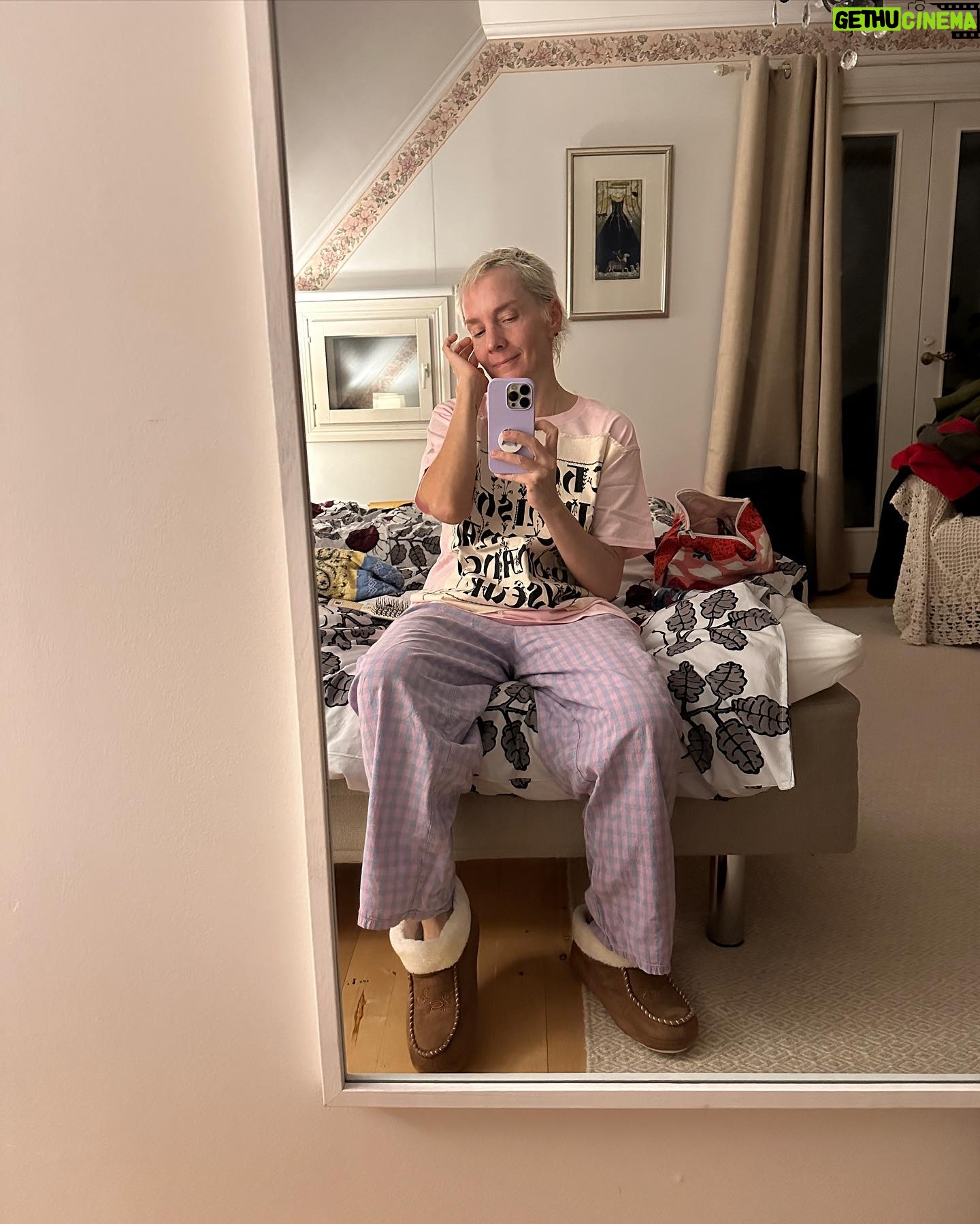 Maria Veitola Instagram - Olin viikonloppuna ystäväni kanssa Hiljaisuus-retriitissä.🧘🏼♀️🧘🏼♀️ Oltiin buukattu tää vetäytyminen kauan sitten, ja sen lähestyessä meitä nauratti se, että me aiotaan istua viisi tuntia suuntaansa junassa ja maksetaan siitä, että voidaan olla kaukana kotoa, hiljaa yhdessä. Mutta se oli loistavaa! Ehdittiin puhua syvällisiä junassa, perillä sit hiljennyttiin ja köllittiin. Retriitti oli lemppari Helena Karhun vetämä, ollaan oltu hänen retriiteillä aiemminkin. Helenalla on vahva luontosuhde ja perinnekulttuuri läsnä kaikessa tekemisessä, siksikin hänen taikapiirissään on aina maadottavaa olla. Hiljaisuus tapahtui Pohjois-Karjalassa, Rääkkylän Villa Ruusulassa jota pyörittävät laulaja-lauluntekijä Sari Kaasinen ja hänen puolisonsa Pete. Me meditoitiin ja rentouduttiin ja saatiin lisäksi nauttia karjalaisesta vieraanvaraisuudesta, notkuvista herkkupöydistä, puhtaista lakanoista, saunasta ja avannosta. Mikä parasta, Sari soitti meille ihmeellisesti kanteletta ja lauloi tervetuliaisiksi ja lähtiäisiksi. Nautin niin kun sain kylpeä karjalaisuudessa, rakkaassa murteessa, maisemissa ja tavoissa. Aina on ikävä sinne, omalle kasvualustalle. Kaikki eivät toki voi valita hiljaisuutta elämäänsä, monilla ei vain ole ketään kenelle puhua. Itse viihdyn hiljaisuudessa ja kaipaan sitä annoksen joka päivään, mutta yleensä se vaatii sen, että olen kotona yksin. Ja sehän on ihan eri juttu, kuin olla yhteisellä sopimuksella järjestetysti hiljaa, tuntemattomien ihmisten kanssa samoissa tiloissa melkein kaksi vuorokautta. Kun oli hiljaista, oli niin paljon tilaa ja aikaa ajatella omia ajatuksia. Sitäkin olin kaivannut. Ei ollut kiire, kukaan ei keskeyttänyt, ei tarvinnut kiinnostua kenenkään asioista, eikä omia ajatuksia tarvinnut jakaa. Päivät tuntuivat ihanan pitkiltä. Tämä postaus toimikoon muistilappuna teille, että tehkää rakkauden teko itsellenne: ottakaa aikaa ja tilaa omille ajatuksille, levolle ja hiljaisuudelle. Enemmän pitäisi ihmisten tehdä rauhoittavia asioita myös yhdessä. Ja hellikää juurianne, sitä hyvää ja kaunista maaperää, jossa olette kasvaneet. Rikkaruohot ja muut rumat menneisyyden roippeet kannattaa toki käsitellä ja kipata kaatopaikalle.