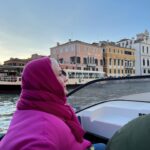 Maria Veitola Instagram - Matkustin yökylään jalkapalloilija Joel Pohjanpalon luokse Venetsiaan, Italiaan. Joel pelaa siellä paikallisessa Venezia FC-joukkueessa. Toisin kuin joukkuetoverinsa, Joel asuu keskellä historiallisinta keskustaa, oikeassa Venetsiassa eli siellä ihka oikealla saarella. 💘 Sain huomata samantien Joelin todella olevan tavallisten ihmisten rakastama grande bomber. Liikkuipa sitä missä tahansa, kuuli jostain selkänsä takaa jonkun innokkaan fanin huutamassa CIAO! Oli kiinnostavaa huomata millainen omien sanojensa mukaan “siivousnarkomaani” huippufutarista kuoriutui kotonaan. Juteltiinkin siitä, mitä kaikkea vaatii tullakseen kansainväliseksi huippujalkapalloilijaksi, jonka on muutettava tasaisin väliajoin. Ja miten tärkeä kohtaaminen meillä olikaan Joelin vaimon Catherinen kanssa joka jakoi avoimesti millaista on olla jalkapalloilijan vaimo. Aikamoisten kompromissien tekemistä ainakin. ❤️ Keskusteltiin Joelin kaipuusta Suomeen, elämästä ympäri Eurooppaa ja toisaalta Italialaisesta elämänmenosta sekä siitä, mistä saa ostettua parhaat kasvikset. Mitäs mieltä olitte jaksosta? Samaistutteko Joelin juttuihin sosiaalisuudesta? Suomalaiset nimittäin pitävät häntä poikkeuksellisen sosiaalisena ja ulospäinsuuntautuneena, kun taas esimerkiksi vaimon saksalaiset kaverit ajattelevat hänen olevan ujo. 😸 Mua nauratti - se on nimittäin niin kuvaavaa. Meidän meininkiä pääset seuraamaan tänään Maikkarilta kello 21 tai MTV Katsomosta vaikka heti. Sieltä muuten näät erityispitkän jakson ja MTV Katsomo -tilaajana jo ensi viikonkin jakson. Silloin suuntaan ihastuttavan Mira Luodin luokse! 🧚🏼‍♀️ #yökylässä #yökylässäMariaVeitola Kuvat 3-4 @idakentala