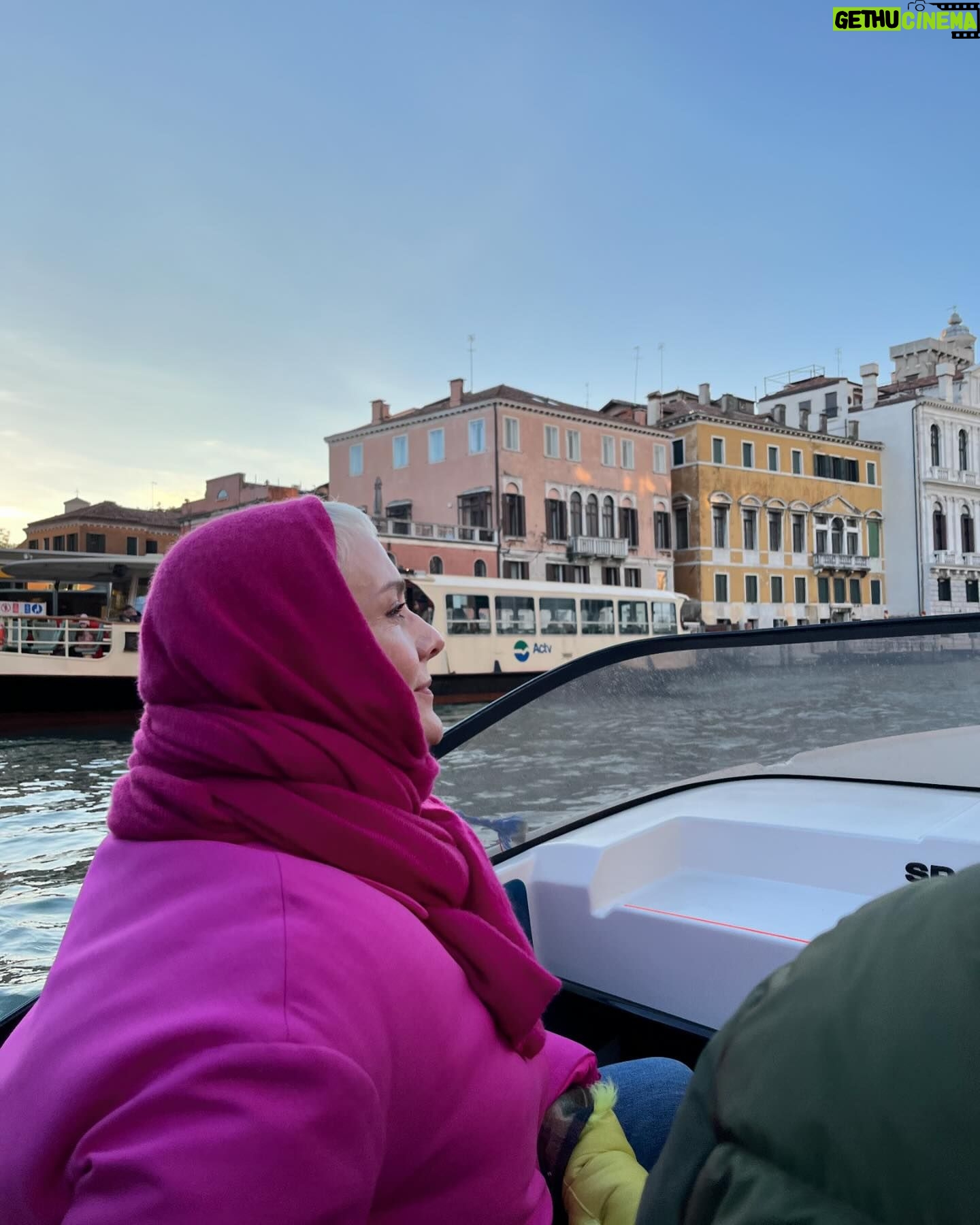 Maria Veitola Instagram - Matkustin yökylään jalkapalloilija Joel Pohjanpalon luokse Venetsiaan, Italiaan. Joel pelaa siellä paikallisessa Venezia FC-joukkueessa. Toisin kuin joukkuetoverinsa, Joel asuu keskellä historiallisinta keskustaa, oikeassa Venetsiassa eli siellä ihka oikealla saarella. 💘 Sain huomata samantien Joelin todella olevan tavallisten ihmisten rakastama grande bomber. Liikkuipa sitä missä tahansa, kuuli jostain selkänsä takaa jonkun innokkaan fanin huutamassa CIAO! Oli kiinnostavaa huomata millainen omien sanojensa mukaan “siivousnarkomaani” huippufutarista kuoriutui kotonaan. Juteltiinkin siitä, mitä kaikkea vaatii tullakseen kansainväliseksi huippujalkapalloilijaksi, jonka on muutettava tasaisin väliajoin. Ja miten tärkeä kohtaaminen meillä olikaan Joelin vaimon Catherinen kanssa joka jakoi avoimesti millaista on olla jalkapalloilijan vaimo. Aikamoisten kompromissien tekemistä ainakin. ❤️ Keskusteltiin Joelin kaipuusta Suomeen, elämästä ympäri Eurooppaa ja toisaalta Italialaisesta elämänmenosta sekä siitä, mistä saa ostettua parhaat kasvikset. Mitäs mieltä olitte jaksosta? Samaistutteko Joelin juttuihin sosiaalisuudesta? Suomalaiset nimittäin pitävät häntä poikkeuksellisen sosiaalisena ja ulospäinsuuntautuneena, kun taas esimerkiksi vaimon saksalaiset kaverit ajattelevat hänen olevan ujo. 😸 Mua nauratti - se on nimittäin niin kuvaavaa. Meidän meininkiä pääset seuraamaan tänään Maikkarilta kello 21 tai MTV Katsomosta vaikka heti. Sieltä muuten näät erityispitkän jakson ja MTV Katsomo -tilaajana jo ensi viikonkin jakson. Silloin suuntaan ihastuttavan Mira Luodin luokse! 🧚🏼♀️ #yökylässä #yökylässäMariaVeitola Kuvat 3-4 @idakentala