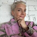 Maria Veitola Instagram - Olen saanut omasta uupumisestani kerrottuani valehtelematta satoja samankaltaisia tarinoita. Omasta lähipiiristä sitten puhumattakaan. Uupuminen on vaarallisen yleistä ja tietyillä aloilla jopa tavallista. Itse työskentelen luovalla alalla, jossa suurin osa tekee töitä keikkaluontoisesti vahvasti kilpailullisessa ilmapiirissä. Välillä töitä on niin, että hädin tuskin ehtii syödä, nukkua tai käydä vessassa. Sitten kalenteri ammottaa pitkiäkin aikoja tyhjyyttään ja saa jännittää, tässäkö tämä oli. Siihen päälle yllättäviä tilanteita, kuten ero, sairastuminen, rahahuolet tai raskaus, niin jo ollaan kusessa. Luovissa ammateissa tai tietotyössä on vaikea saada aivoja pois päältä ja lopettaa ajattelua. Viestikanavat piippaavat jatkuvasti ja työt seuraavat niin vapaa-ajalle kuin kotiin. Työstä tulee helposti koko elämää hallitseva asia ja elimistö on ainaisessa hätätilassa. Uupumusta omalla alallani aiheuttaa myös mm. arvoristiriidat, huono johtaminen ja työkulttuuri, joka on otollinen lieveilmiöille kuten häirinnälle, syrjinnälle ja hyväksikäytölle. Omalla kohdallani myös julkisuuteen kuuluva jatkuva kriitiikki, halveksunta ja vihapuhe on aidosti välillä vaikeaa kestää. Vaikka en olisi mieluummin kukaan muu kuin Maria Veitola, välillä en jaksa olla Maria Veitola. En tiedä olisiko helpompaa jos työ ei olisi intohimo ja elämäntapa, oma rima ei olisi niin korkealla, eikä sisälläni niin vahvaa oikeudenmukaisuuden tunnetta ja tarvetta. Mietin myös usein esim. kaikkia teitä tärkeitä tyyppejä hoitoalalla. Työ on fyysisesti ja psyykkisesti uuvuttavaa, työvuorot pitkiä ja joustoa harvoin saatavilla. Palkka on pieni ja työkulttuuri usein kaikkea muuta kuin kannustavaa. Usein ne joita riistetään eniten ovat nuoria, naisia tai maahanmuuttajia. Miten te jaksatte? Ettekä ole ainoita, jotka ovat lopussa. Mikä meidän kulttuuria vaivaa? Ihmiset syövät lääkkeitä jaksaakseen päivät töissä ja elämässä, ja nukkuvat lääkkeillä jaksaakseen taas töissä ja elämässä. Minkä kaiken pitäisi muuttua? Haluaisin nyt kuulla, että mitkä asiat just sua uuvuttaa omassa työssäsi ja elämässäsi? Kerro se kommenteissa, tehdään eri aloja ja eri elämäntilanteita näkyväksi. Vertaistuki auttaa.💘