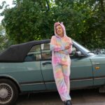 Maria Veitola Instagram - Mikä on sun identiteetti? Itse ajattelen, että olen nainen parhaassa iässä. Toimittaja, joka työskentelee omassa kutsumusammatissaan. Karjalasta ponnistava helsinkiläinen. Äiti, ystävä, tytär ja sisko. Minulle on aina ollut tärkeää, ettei minua voi laittaa mihinkään lokeroon. Haluan olla omaehtoinen. Vapaa olemaan, ajattelemaan ja halutessani myös muuttumaan. 💘 Minua, kuten meitä kaikkia kategorisoidaan jatkuvasti. Usein se menee vähän metsään. Mehän teemme aina oletuksia ihmisistä, etenkin niistä jotka ottavat tilaa tai ovat jostain syystä julkisuudessa. Nämä kategoriat ovat identiteettejä, usein aika ahtaita lokeroita. Joku haluaa identifioitua ikänsä mukaan - oletko milleniaali, gen z vaiko vähän ajan hermolta tipahtanut boomer? Sukupuoli, suhdemuoto, horoskooppimerkki, seksuaalinen suuntautuminen, mielenterveys- tai muu diagnoosi ja esimerkiksi kouluttautuminen tai kouluttautumuus ovat usein vahvoja identiteettejä. Identiteettejä ovat tietysti myös poliittinen kanta, uskontokunta, ruokavalio tai joku muu elämäntapa. Oletko monisuhteinen vai monogamisti? Ekstrovertti vai introvertti? Kotiäiti, finance bro tai ihan perus duunari? Maakuntien mies vai paljasjalkainen stadilainen? Moni identiteetti on läpeensä politisoitunut, eli poliittisesti latautunut. Niiden taakse piiloudutaan, suojaudutaan ja tarvittaessa nokitellaan jonkun toisen, ehkä vastakkain positioituneen identiteettiryhmän kanssa. Jotkut identiteetit voivat olla hyödyttömiä ja jopa haitallisia. Tällainen voi olla esimerkiksi jonkin sairauden tai erityispiirteen kautta identifioituminen. Toisaalta identiteeteistä voi voimaantua, ne auttavat itsetuntemuksessa ja helpottavat samanhenkisten ihmisten kanssa ystävystymistä. Sanoisinkin, että ne ovat parhaimillaan silloin, kun identiteetit eivät ole ehdottomia ja päädy määrittelemään koko ihmistä. Mehän olemme ennen kaikkea ainutlaatuisia yksilöitä. Millaisena erilaiset identiteetit ja niiden kautta itsensä näkeminen näyttäytyvät sulle? Voit kertoa kommenteissa mikä on sun identiteetti? 💘 Sitä kautta pääsee helposti pohtimaan, sisältääkö se ehkä jotain haitallisia uskomuksia tai rajoituksia? 📸: @iida.schwartz