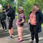Maria Veitola Instagram – Vihdoinkin ne olisi katsottavissa! Nimittäin kolme uutta Veitola.doc-dokkaria löytyy nyt MTV Katsomosta.

Odotan innolla teidän ajatuksianne niistä. Jakakaa siis ihmeessä tämän julkaisun kommentteihin, että mitä tykkäsitte ja mitä pohdintoja uudet jaksot herättivät. 

Tällä kertaa aiheita on kolme:

✨ Kauneuskirurgia ja pistoshoidot

🌙 Syömishäiriöt

✨ Psykedeelit

Haluaisin tässä kohtaa kiittää mun ihanaa, mega ammattitaitoista työryhmää ja kaikkia tähän projektiin osallistuneita, taustalla haastateltuja kymmeniä asiantuntijoita. 

Koko sydämestäni kiitos ennen kaikkea dokkarin päähenkilöille: te teitte sen. Olitte rohkeita kaikkien niiden puolesta, jotka eivät syystä tai toisesta siihen kykene. Näytitte koko Suomelle, mistä näissä asioissa todella on kyse. Olen teistä kaikista tosi ylpeä. ❤️

Kun keskustelemme nyky-yhteiskunnan haasteista ja erilaisista rikkovista teemoista olemme tekemisissä tavallisten ihmisten kanssa. Todellisista ihmisistä jotka elävät näiden teemojen värittämää arkea. 

Kaikki he ovat kokonaisia ihmisiä ja polkuja heidän nykyiseen arkeensa on ollut lukemattomia. Ethän siis koskaan oleta tai tuomitse. Harvoin nimittäin saamme kuulla koko tarinaa. 

Tämän dokkarikauden tarkoitus onkin avata teemoja, jotka typistyvät liian usein mustavalkoisiksi klikkiotsikoiksi ja skandaaleiksi. Kyse on kuitenkin aina oikeista ihmisistä ja he pääsevät nyt itse ääneen. 

Haluaisinkin nyt kuulla millaisia ajatuksia teille heräsi? Entä mitä aiheita toivoisitte minun käsittelevän tulevaisuuden dokkari-jaksoissa jos sellaisia vielä on mahdollista tehdä. 

#veitoladoc #mtvkatsomo
