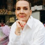 Maria Veitola Instagram - Lakot jatkuvat. Sympatiani ja sydämeni on teidän puolella, jotka pyritte parantamaan omaa tilannettanne. Puolustatte samalla demokratiaa. 💘 Maailma muuttuu ja työmarkkinat sen mukana. Työntekijöiden etujärjestöt ovat olleet tärkeässä asemassa rakentamassa Suomesta oikeudenmukaisempaa yhteiskuntaa, ja se työ on tärkeää myös tulevaisuudessa. Itse olen yrittäjä ja kuunnellut lakkoiluun sekä työmarkkinoihin liittyvää uppiniskaista keskustelua ymmälläni. Se menee suurelta osin ohi, joka liittyy niin kieleen, kuin vastenmieliseen poliittiseen riitelyyn - omaa työhistoriaani ja yrittäjyyttä unohtamatta. Lakkoihin ja muuhun työmarkkinapolitiikkaan liittyy jargonia, jota tavallinen ihminen ei helposti ymmärrä. Ikään kuin se olisi tarkoituskin, niin hankalasti suht’ yksinkertaisista asioista puhutaan. Olen tehnyt 30 vuotta työtä joko pätkätyöläisenä tai yrittäjänä. Yrittäjänä minulla ei ole oikeutta jonkun toisen kustantamaan sairauslomaan, työterveyteen tai palkallisiin kahvitaukoihin. Minulle ei kerry vuosilomia, eikä palkkani nouse automaattisesti kokemuksen karttuessa. Olen aina sopinut palkoistani ja palkkiostani paikallisesti, eli suoraan sopimuksen toisen osapuolen kanssa ja ollut ongelmien ilmetessä vain itseni varassa. Olen pärjännyt ja jopa menestynyt, mutta kaikilla ei valitettavasti ole käynyt yhtä hyvä tuuri. ❤️‍🩹 Yrittäminen on Suomessa vaikeaa ja kallista. Kulut ovat kovat ja työntekijöiden palkkaaminen iso, taloudellinen riski etenkin jos liiketoiminta ei ole satavarmaa ja tulevaisuudennäkymät loistavat. Minuakin on aina neuvottu käyttämään työvoimana laskuttavia (kevyt)yrittäjiä, onhan alani epävarma ja kovin suhdanneherkkä. Lakot koskettavat kaikkia kansalaisia, mutta monia pk-yrittäjiä aivan erityisellä tavalla. Miksei meitä oteta mukaan tähän keskusteluun? Suomessa yrityksistä 95,5 % on alle 10 hengen yrityksiä ja yksinyrittäjiä sekä pienyrittäjiä on kaikilla aloilla. Ollaanko tässä vain isojen korporaatioiden asialla? 🚣‍♀️ Yrittäjät, te kaikki suuresti arvostamani tyypit, voisitteko jakaa kokemuksianne asian tiimoilta? Kaipaisin vertaistukea ja selityksiä. Mitä ajatuksia lakkoilu herättää teissä? 📸 @iida.schwartz