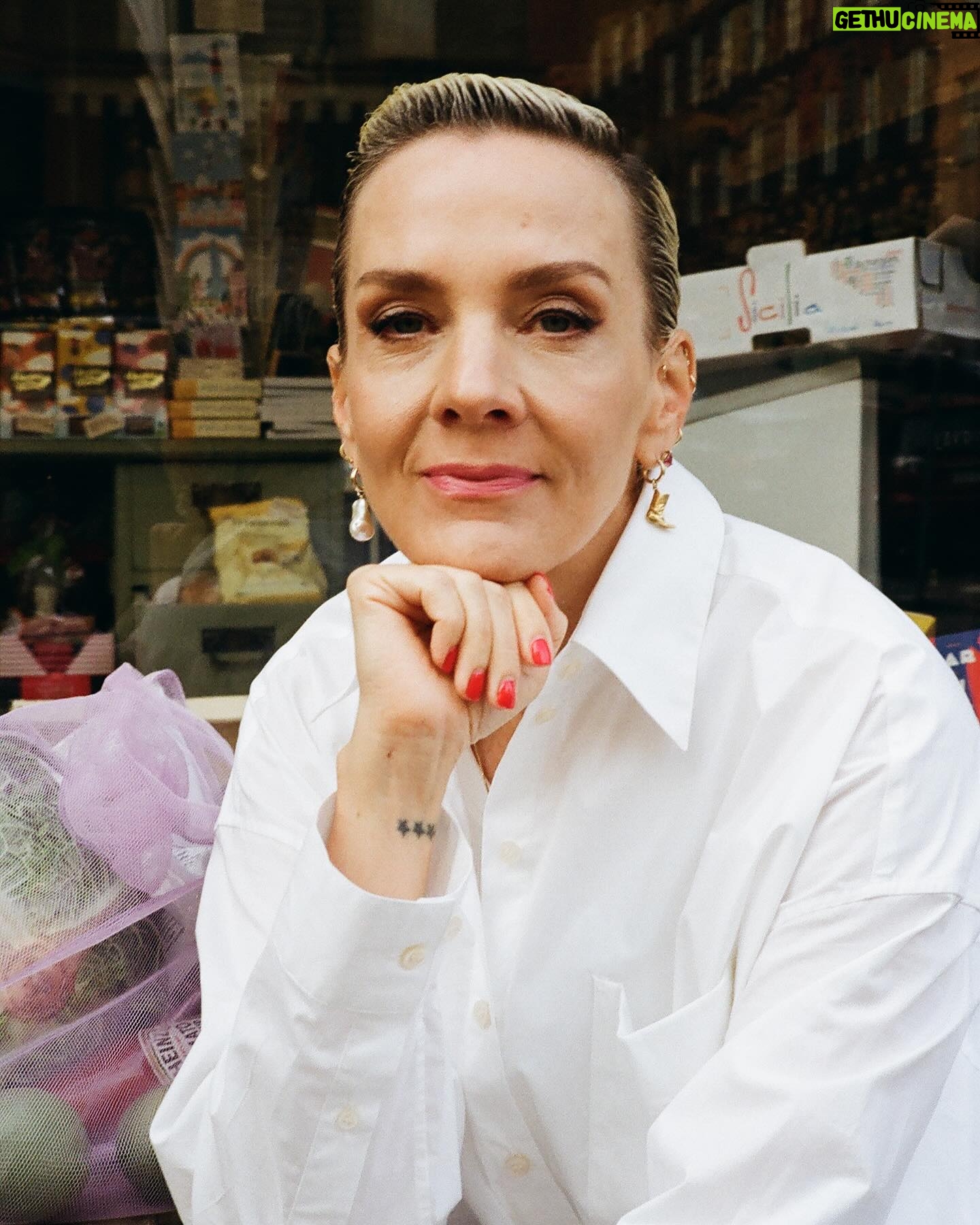 Maria Veitola Instagram - Lakot jatkuvat. Sympatiani ja sydämeni on teidän puolella, jotka pyritte parantamaan omaa tilannettanne. Puolustatte samalla demokratiaa. 💘 Maailma muuttuu ja työmarkkinat sen mukana. Työntekijöiden etujärjestöt ovat olleet tärkeässä asemassa rakentamassa Suomesta oikeudenmukaisempaa yhteiskuntaa, ja se työ on tärkeää myös tulevaisuudessa. Itse olen yrittäjä ja kuunnellut lakkoiluun sekä työmarkkinoihin liittyvää uppiniskaista keskustelua ymmälläni. Se menee suurelta osin ohi, joka liittyy niin kieleen, kuin vastenmieliseen poliittiseen riitelyyn - omaa työhistoriaani ja yrittäjyyttä unohtamatta. Lakkoihin ja muuhun työmarkkinapolitiikkaan liittyy jargonia, jota tavallinen ihminen ei helposti ymmärrä. Ikään kuin se olisi tarkoituskin, niin hankalasti suht’ yksinkertaisista asioista puhutaan. Olen tehnyt 30 vuotta työtä joko pätkätyöläisenä tai yrittäjänä. Yrittäjänä minulla ei ole oikeutta jonkun toisen kustantamaan sairauslomaan, työterveyteen tai palkallisiin kahvitaukoihin. Minulle ei kerry vuosilomia, eikä palkkani nouse automaattisesti kokemuksen karttuessa. Olen aina sopinut palkoistani ja palkkiostani paikallisesti, eli suoraan sopimuksen toisen osapuolen kanssa ja ollut ongelmien ilmetessä vain itseni varassa. Olen pärjännyt ja jopa menestynyt, mutta kaikilla ei valitettavasti ole käynyt yhtä hyvä tuuri. ❤️🩹 Yrittäminen on Suomessa vaikeaa ja kallista. Kulut ovat kovat ja työntekijöiden palkkaaminen iso, taloudellinen riski etenkin jos liiketoiminta ei ole satavarmaa ja tulevaisuudennäkymät loistavat. Minuakin on aina neuvottu käyttämään työvoimana laskuttavia (kevyt)yrittäjiä, onhan alani epävarma ja kovin suhdanneherkkä. Lakot koskettavat kaikkia kansalaisia, mutta monia pk-yrittäjiä aivan erityisellä tavalla. Miksei meitä oteta mukaan tähän keskusteluun? Suomessa yrityksistä 95,5 % on alle 10 hengen yrityksiä ja yksinyrittäjiä sekä pienyrittäjiä on kaikilla aloilla. Ollaanko tässä vain isojen korporaatioiden asialla? 🚣♀️ Yrittäjät, te kaikki suuresti arvostamani tyypit, voisitteko jakaa kokemuksianne asian tiimoilta? Kaipaisin vertaistukea ja selityksiä. Mitä ajatuksia lakkoilu herättää teissä? 📸 @iida.schwartz