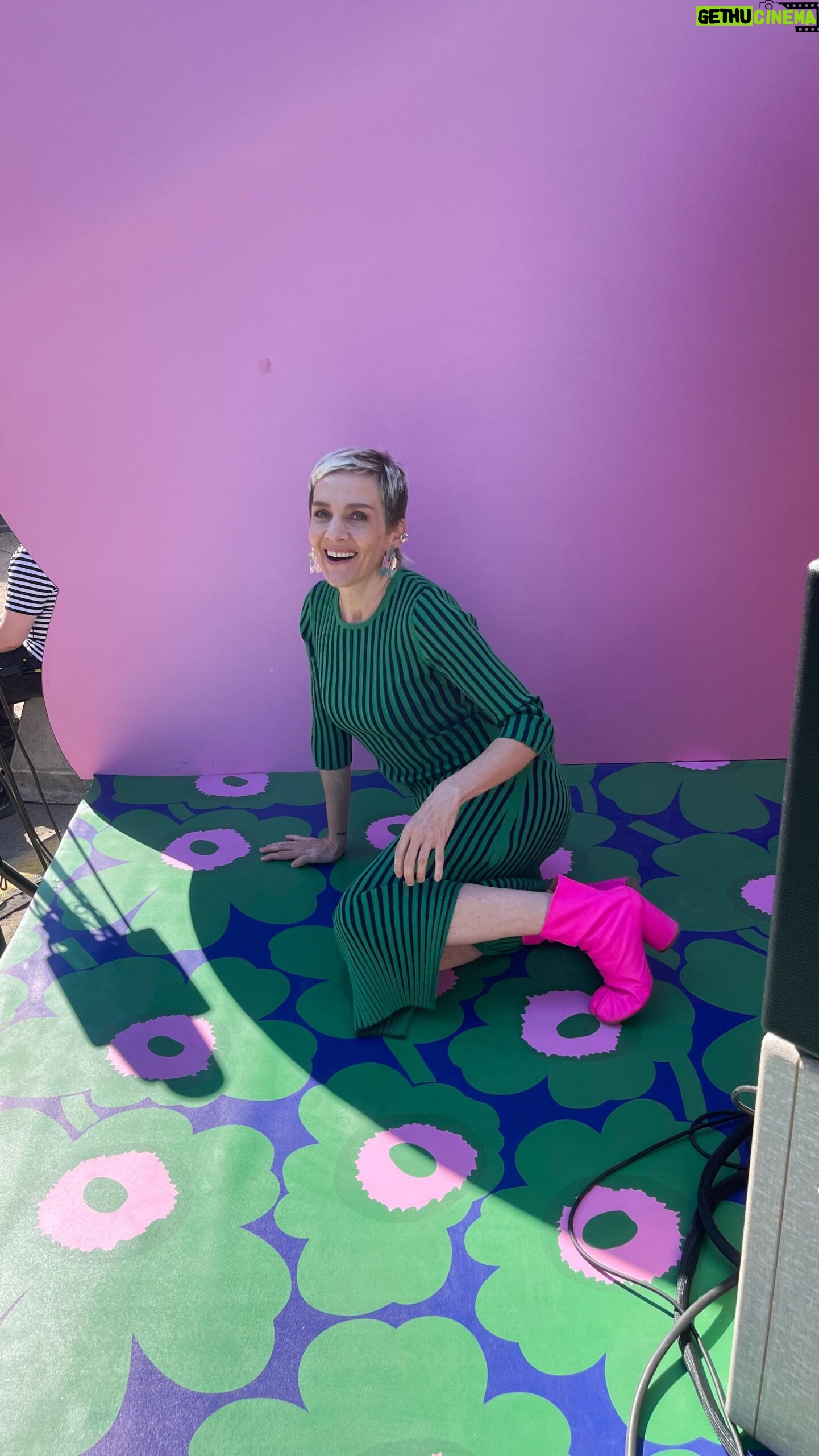 Maria Veitola Instagram - KesĂ€ alkaa joka vuosi Espalta! đ·âš En oikein tiedĂ€ osuvampaa tapaa toivottaa tervetulleeksi kesĂ€n kelit ihanine asusteineen ja kevyine vaatteineen. Vitsit mitĂ€ vĂ€rejĂ€, kuoseja ja materiaaleja. Teki mieli hankkia itselleni KAIKKI! TÀÀ oli nyt vissiin jo kuudes kerta kun olen pÀÀssyt juontamaan Marimekko-pĂ€ivĂ€n muotinĂ€ytöksen ja ensimmĂ€inen kerta kun pÀÀsen jakamaan sen kunnolla teidĂ€n kanssanne. TĂ€ssĂ€ siis kokonainen pĂ€ivĂ€ tiivistettynĂ€ reiluun kolmeen minuuttiin. Kaikkea ei koskaan voi taltioida, mutta mun mielestĂ€ tÀÀ on aika onnistunut otanta taianomaisesta showsta. TĂ€tĂ€ kaikkea se nimittĂ€in on - erittĂ€in hyvin hallittua kaaosta, suuria tunteita ja ennen kaikkea vĂ€rien ja kotimaisen työn iloa. MuotinĂ€ytöksen kulisseissa kaikki toimi kuin rasvattu ja sitĂ€ oli maagista seurata. Ja nyt tekin nĂ€ette vĂ€hĂ€n mitĂ€ tĂ€llainen tapahtuma vaatiikaan! đ TeitĂ€ oli taas paikalla sankoin joukoin, kiitos kun tulitte paikalle. TĂ€mĂ€(kÀÀn) pĂ€ivĂ€ ei olisi ollut mitÀÀn ilman kaikkia teitĂ€. Tervetuloa kesĂ€ - olen valmis! đâš @marimekko @arppamusic #marimekko #marimekkopĂ€ivĂ€ #unikko #unikko60years #unikkoforever