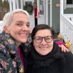 Maria Veitola Instagram - Olin viikonloppuna ystäväni kanssa Hiljaisuus-retriitissä.🧘🏼‍♀️🧘🏼‍♀️ Oltiin buukattu tää vetäytyminen kauan sitten, ja sen lähestyessä meitä nauratti se, että me aiotaan istua viisi tuntia suuntaansa junassa ja maksetaan siitä, että voidaan olla kaukana kotoa, hiljaa yhdessä. Mutta se oli loistavaa! Ehdittiin puhua syvällisiä junassa, perillä sit hiljennyttiin ja köllittiin. Retriitti oli lemppari Helena Karhun vetämä, ollaan oltu hänen retriiteillä aiemminkin. Helenalla on vahva luontosuhde ja perinnekulttuuri läsnä kaikessa tekemisessä, siksikin hänen taikapiirissään on aina maadottavaa olla. Hiljaisuus tapahtui Pohjois-Karjalassa, Rääkkylän Villa Ruusulassa jota pyörittävät laulaja-lauluntekijä Sari Kaasinen ja hänen puolisonsa Pete. Me meditoitiin ja rentouduttiin ja saatiin lisäksi nauttia karjalaisesta vieraanvaraisuudesta, notkuvista herkkupöydistä, puhtaista lakanoista, saunasta ja avannosta. Mikä parasta, Sari soitti meille ihmeellisesti kanteletta ja lauloi tervetuliaisiksi ja lähtiäisiksi. Nautin niin kun sain kylpeä karjalaisuudessa, rakkaassa murteessa, maisemissa ja tavoissa. Aina on ikävä sinne, omalle kasvualustalle. Kaikki eivät toki voi valita hiljaisuutta elämäänsä, monilla ei vain ole ketään kenelle puhua. Itse viihdyn hiljaisuudessa ja kaipaan sitä annoksen joka päivään, mutta yleensä se vaatii sen, että olen kotona yksin. Ja sehän on ihan eri juttu, kuin olla yhteisellä sopimuksella järjestetysti hiljaa, tuntemattomien ihmisten kanssa samoissa tiloissa melkein kaksi vuorokautta. Kun oli hiljaista, oli niin paljon tilaa ja aikaa ajatella omia ajatuksia. Sitäkin olin kaivannut. Ei ollut kiire, kukaan ei keskeyttänyt, ei tarvinnut kiinnostua kenenkään asioista, eikä omia ajatuksia tarvinnut jakaa. Päivät tuntuivat ihanan pitkiltä. Tämä postaus toimikoon muistilappuna teille, että tehkää rakkauden teko itsellenne: ottakaa aikaa ja tilaa omille ajatuksille, levolle ja hiljaisuudelle. Enemmän pitäisi ihmisten tehdä rauhoittavia asioita myös yhdessä. Ja hellikää juurianne, sitä hyvää ja kaunista maaperää, jossa olette kasvaneet. Rikkaruohot ja muut rumat menneisyyden roippeet kannattaa toki käsitellä ja kipata kaatopaikalle.