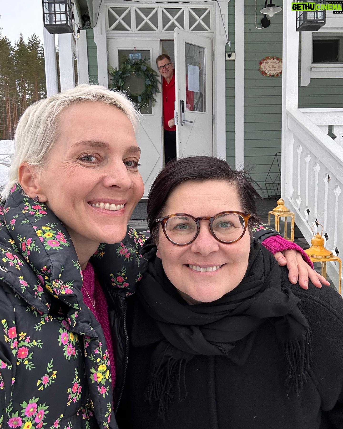 Maria Veitola Instagram - Olin viikonloppuna ystäväni kanssa Hiljaisuus-retriitissä.🧘🏼♀️🧘🏼♀️ Oltiin buukattu tää vetäytyminen kauan sitten, ja sen lähestyessä meitä nauratti se, että me aiotaan istua viisi tuntia suuntaansa junassa ja maksetaan siitä, että voidaan olla kaukana kotoa, hiljaa yhdessä. Mutta se oli loistavaa! Ehdittiin puhua syvällisiä junassa, perillä sit hiljennyttiin ja köllittiin. Retriitti oli lemppari Helena Karhun vetämä, ollaan oltu hänen retriiteillä aiemminkin. Helenalla on vahva luontosuhde ja perinnekulttuuri läsnä kaikessa tekemisessä, siksikin hänen taikapiirissään on aina maadottavaa olla. Hiljaisuus tapahtui Pohjois-Karjalassa, Rääkkylän Villa Ruusulassa jota pyörittävät laulaja-lauluntekijä Sari Kaasinen ja hänen puolisonsa Pete. Me meditoitiin ja rentouduttiin ja saatiin lisäksi nauttia karjalaisesta vieraanvaraisuudesta, notkuvista herkkupöydistä, puhtaista lakanoista, saunasta ja avannosta. Mikä parasta, Sari soitti meille ihmeellisesti kanteletta ja lauloi tervetuliaisiksi ja lähtiäisiksi. Nautin niin kun sain kylpeä karjalaisuudessa, rakkaassa murteessa, maisemissa ja tavoissa. Aina on ikävä sinne, omalle kasvualustalle. Kaikki eivät toki voi valita hiljaisuutta elämäänsä, monilla ei vain ole ketään kenelle puhua. Itse viihdyn hiljaisuudessa ja kaipaan sitä annoksen joka päivään, mutta yleensä se vaatii sen, että olen kotona yksin. Ja sehän on ihan eri juttu, kuin olla yhteisellä sopimuksella järjestetysti hiljaa, tuntemattomien ihmisten kanssa samoissa tiloissa melkein kaksi vuorokautta. Kun oli hiljaista, oli niin paljon tilaa ja aikaa ajatella omia ajatuksia. Sitäkin olin kaivannut. Ei ollut kiire, kukaan ei keskeyttänyt, ei tarvinnut kiinnostua kenenkään asioista, eikä omia ajatuksia tarvinnut jakaa. Päivät tuntuivat ihanan pitkiltä. Tämä postaus toimikoon muistilappuna teille, että tehkää rakkauden teko itsellenne: ottakaa aikaa ja tilaa omille ajatuksille, levolle ja hiljaisuudelle. Enemmän pitäisi ihmisten tehdä rauhoittavia asioita myös yhdessä. Ja hellikää juurianne, sitä hyvää ja kaunista maaperää, jossa olette kasvaneet. Rikkaruohot ja muut rumat menneisyyden roippeet kannattaa toki käsitellä ja kipata kaatopaikalle.