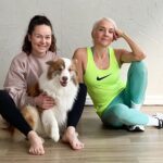 Maria Veitola Instagram - Oon treenannut kohta kymmenen vuotta hyvinvointivalmentaja Kanerva Ahonalan kanssa. Tässä ajassa Kanervasta on tullut mulle läheinen ystävä ja luotettu. Hänellä on takanaan pitkä ura vastuullisena fitness-valmentajana. Tärkein asia minkä oon Kanervalta vuosien varrella oppinut onkin, että aina ei tarvii jaksaa JAKSAA! Vähempikin riittää. 💘 Kanerva on ollut mulle vuosien varrella korvaamaton tukija ja auttanut eteenpäin elämän vaikeissa hetkissä. Nyt on semmoinen taas käsillä ja Kanerva on opastanut miten uupuneena ja pitkän treenitauon jälkeen tulisi liikkua. Oon ymmärtänyt, että teistä moni miettii samaa. Tähän tarpeeseen teimme tän reelsin, jonka mukaisia liikkeitä kuka tahansa voi tehdä kotona ilman mitään apuvälineitä ihan omaan tahtiin. Kuten näette, mukana voi ihan tepastaa perheen karvaturrit tai vaikka lapset, eikä muuten meno hidastu ollenkaan. Uupuneelle ihmiselle videon treeni toimii kuntouttavana treeninä, eikä väsyneenä oikeastaan edes kannata tehdä tämän enempää. Istumatyöläiselle tai oikeastaan kenelle tahansa tämä on hyvä jumppa osaksi arkea - vaikka sitä kiireistä arkea, missä ei ole riittävästi tilaa liikunnalle. Pienestäkin määrästä tulee jo tosi hyvä olo. Miksi et antaisi itsellesi sitä oloa? Videolla näkyy seuraavat liikkeet: Kyykky ja rintarangan avaus Lapapunnerrus ja alaspäin katsova koira Lantionnosto Lonkanavaus ja rangankierto Näitä kutakin tulisi tehdä 5-10 toistoa, kaikkea tuntemusten mukaan. Miltä tää tuntuu, vai tuntuuko miltään? Kuulisin tosi mielelläni teidän ajatuksianne urheilusta ja toisaalta liikkumisesta uupuneena tai uupumisjakson jäljiltä? Millainen liike on auttanut juuri sinua? ❤️