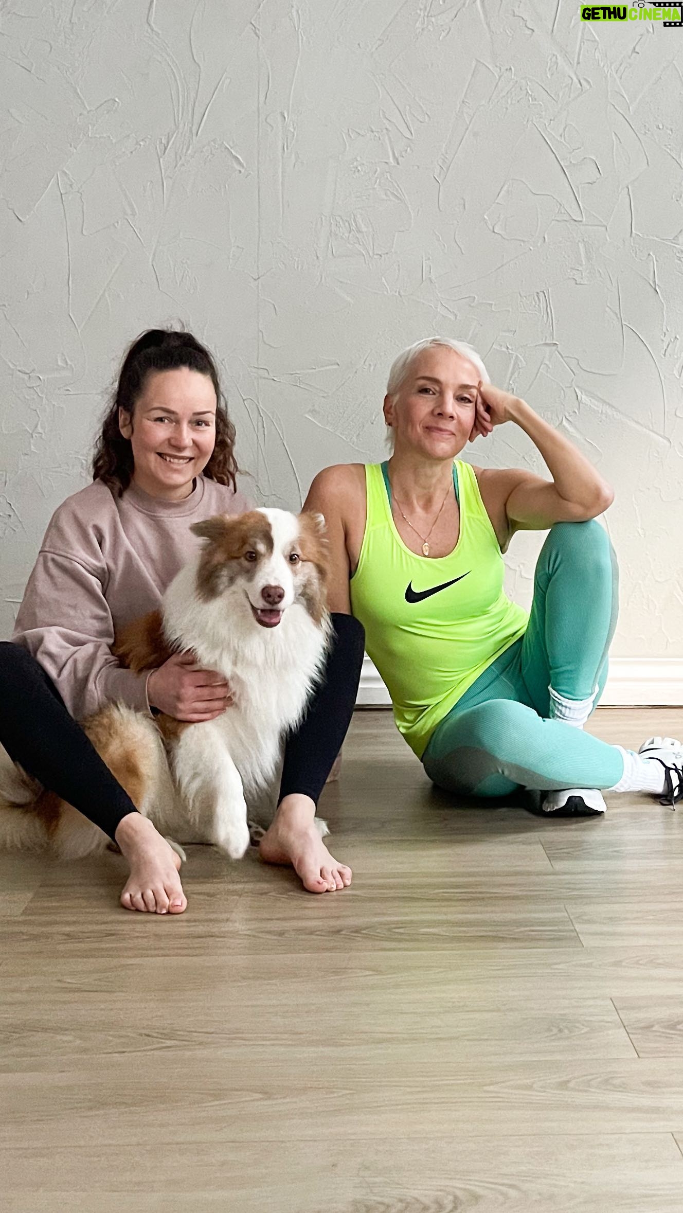 Maria Veitola Instagram - Oon treenannut kohta kymmenen vuotta hyvinvointivalmentaja Kanerva Ahonalan kanssa. Tässä ajassa Kanervasta on tullut mulle läheinen ystävä ja luotettu. Hänellä on takanaan pitkä ura vastuullisena fitness-valmentajana. Tärkein asia minkä oon Kanervalta vuosien varrella oppinut onkin, että aina ei tarvii jaksaa JAKSAA! Vähempikin riittää. 💘 Kanerva on ollut mulle vuosien varrella korvaamaton tukija ja auttanut eteenpäin elämän vaikeissa hetkissä. Nyt on semmoinen taas käsillä ja Kanerva on opastanut miten uupuneena ja pitkän treenitauon jälkeen tulisi liikkua. Oon ymmärtänyt, että teistä moni miettii samaa. Tähän tarpeeseen teimme tän reelsin, jonka mukaisia liikkeitä kuka tahansa voi tehdä kotona ilman mitään apuvälineitä ihan omaan tahtiin. Kuten näette, mukana voi ihan tepastaa perheen karvaturrit tai vaikka lapset, eikä muuten meno hidastu ollenkaan. Uupuneelle ihmiselle videon treeni toimii kuntouttavana treeninä, eikä väsyneenä oikeastaan edes kannata tehdä tämän enempää. Istumatyöläiselle tai oikeastaan kenelle tahansa tämä on hyvä jumppa osaksi arkea - vaikka sitä kiireistä arkea, missä ei ole riittävästi tilaa liikunnalle. Pienestäkin määrästä tulee jo tosi hyvä olo. Miksi et antaisi itsellesi sitä oloa? Videolla näkyy seuraavat liikkeet: Kyykky ja rintarangan avaus Lapapunnerrus ja alaspäin katsova koira Lantionnosto Lonkanavaus ja rangankierto Näitä kutakin tulisi tehdä 5-10 toistoa, kaikkea tuntemusten mukaan. Miltä tää tuntuu, vai tuntuuko miltään? Kuulisin tosi mielelläni teidän ajatuksianne urheilusta ja toisaalta liikkumisesta uupuneena tai uupumisjakson jäljiltä? Millainen liike on auttanut juuri sinua? ❤️
