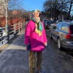 Maria Veitola Instagram - Viimeksi kun olin heikossa hapessa, kirjoitin Instagramiin, että ainoa mikä auttaa mua AINA on käveleminen. Siitä on nyt yli kaksi vuotta ja sattuneesta syystä vinkin jakaminen on taas ajankohtaista. Käveleminen hoitaa ja virkistää. Me eletään mörön pyllyssä, missä auringon valoa ei ole tarjolla nimeksikään. Ei ihme, että erilaiset mielenterveyden häiriöt ovat kansantauti. Ulos ei tee mieli mennä, mutta suosittelen sitä silti. Ei tarvitse reippailla, etenkin uupuneena on hyvä hissutella. Tärkeintä on liikutella kehoaan, katsella ympärilleen, hengittää ulkoilmaa ja tuntea maa jalkojen alla. Jos olet huolissasi ystävän tai perheenjäsenen jaksamisesta tai vaikka (mielen)terveydestä, kysy häntä kävelylle. 💘 Käveleminen on ilmaista matalan kynnyksen tekemistä, joka onnistuu periaatteessa mihin kellonaikaan tahansa, missä tahansa. Kävelyllä ajatuksetkin ovat liikenteessä ja voi tulla huomaamattaan jakaneeksi vaikeitakin asioita toiselle.Se kun on helpompaa tilanteessa, jossa ei tarvitse tuijottaa tiivisti silmiin. Minusta ainakin tuntuu, että kaikki haluaisivat hirveästi jutella kanssani, mutta en jaksaisi istua paikallani selittämässä samoja asioita yhä uudestaan. Siksi ehdotan kaikille rakkaille, että hei mentäisiinkö sittenkin kävelylle? <3 Samaa suosittelen sinulle siellä, ruudun takana lymyilevä ihana tyyppi. Askel on raskain ovesta ulos astuessa, sitten se helpottaa, lupaan. Jos kannatat kävelemistä, etenkin silloin kun ei jaksaisi mitään, jaa tätä postausta eteenpäin. ❤️ #mielenterveysmaanantai