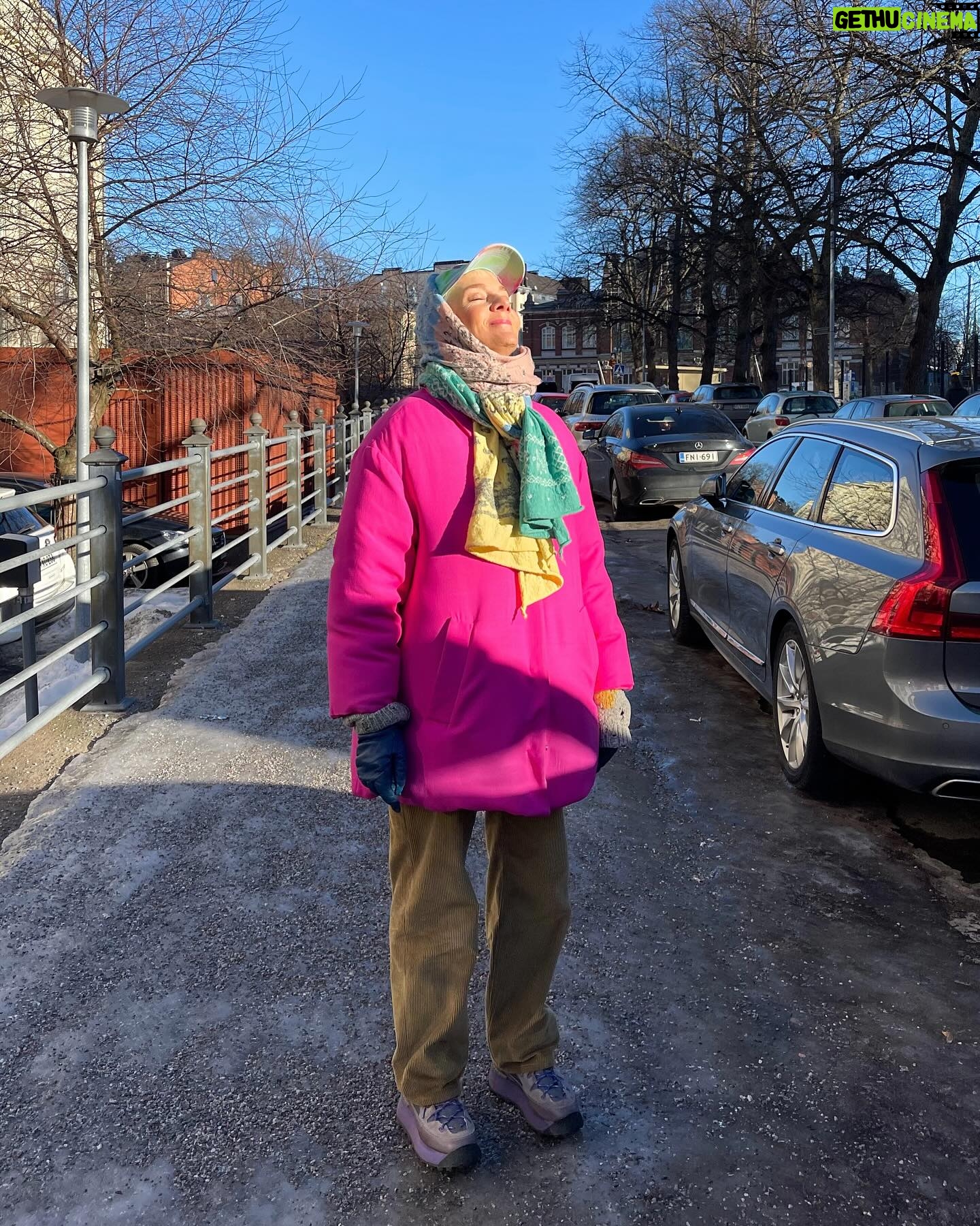 Maria Veitola - 14K Likes - Viimeksi kun olin heikossa hapessa, kirjoitin Instagramiin, että ainoa mikä auttaa mua AINA on käveleminen.
Siitä on nyt yli kaksi vuotta ja sattuneesta syystä vinkin jakaminen on taas ajankohtaista.
Käveleminen hoitaa ja virkistää. Me eletään mörön pyllyssä, missä auringon valoa ei ole tarjolla nimeksikään. Ei ihme, että erilaiset mielenterveyden häiriöt ovat kansantauti. Ulos ei tee mieli mennä, mutta suosittelen sitä silti.
Ei tarvitse reippailla, etenkin uupuneena on hyvä hissutella. Tärkeintä on liikutella kehoaan, katsella ympärilleen, hengittää ulkoilmaa ja tuntea maa jalkojen alla.
Jos olet huolissasi ystävän tai perheenjäsenen jaksamisesta tai vaikka (mielen)terveydestä, kysy häntä kävelylle. 💘
Käveleminen on ilmaista matalan kynnyksen tekemistä, joka onnistuu periaatteessa mihin kellonaikaan tahansa, missä tahansa. Kävelyllä ajatuksetkin ovat liikenteessä ja voi tulla huomaamattaan jakaneeksi vaikeitakin asioita toiselle.Se kun on helpompaa tilanteessa, jossa ei tarvitse tuijottaa tiivisti silmiin.
Minusta ainakin tuntuu, että kaikki haluaisivat hirveästi jutella kanssani, mutta en jaksaisi istua paikallani selittämässä samoja asioita yhä uudestaan.
Siksi ehdotan kaikille rakkaille, että hei mentäisiinkö sittenkin kävelylle? <3
Samaa suosittelen sinulle siellä, ruudun takana lymyilevä ihana tyyppi. Askel on raskain ovesta ulos astuessa, sitten se helpottaa, lupaan.
Jos kannatat kävelemistä, etenkin silloin kun ei jaksaisi mitään, jaa tätä postausta eteenpäin. ❤️
#mielenterveysmaanantai