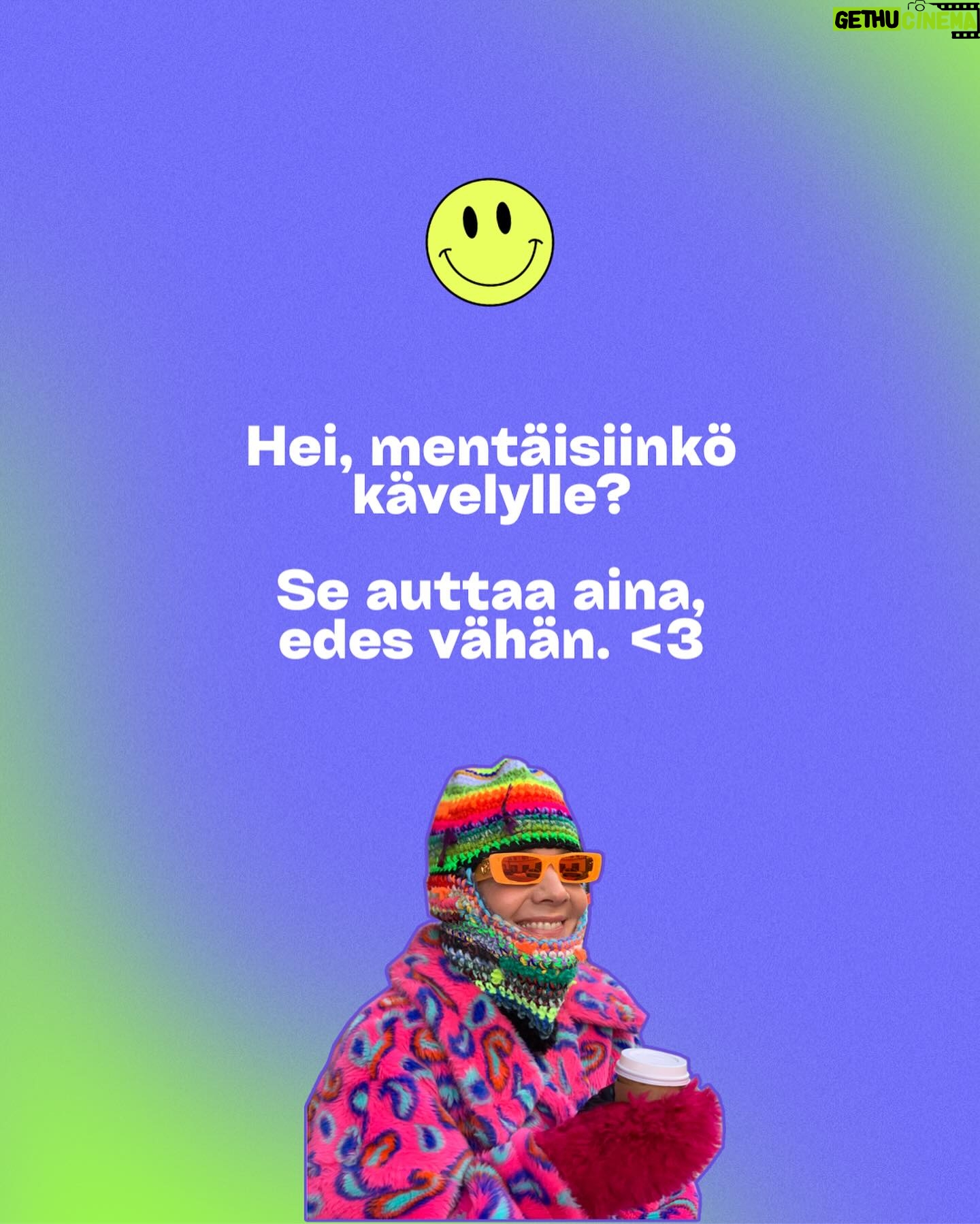 Maria Veitola - 14K Likes - Viimeksi kun olin heikossa hapessa, kirjoitin Instagramiin, että ainoa mikä auttaa mua AINA on käveleminen.
Siitä on nyt yli kaksi vuotta ja sattuneesta syystä vinkin jakaminen on taas ajankohtaista.
Käveleminen hoitaa ja virkistää. Me eletään mörön pyllyssä, missä auringon valoa ei ole tarjolla nimeksikään. Ei ihme, että erilaiset mielenterveyden häiriöt ovat kansantauti. Ulos ei tee mieli mennä, mutta suosittelen sitä silti.
Ei tarvitse reippailla, etenkin uupuneena on hyvä hissutella. Tärkeintä on liikutella kehoaan, katsella ympärilleen, hengittää ulkoilmaa ja tuntea maa jalkojen alla.
Jos olet huolissasi ystävän tai perheenjäsenen jaksamisesta tai vaikka (mielen)terveydestä, kysy häntä kävelylle. 💘
Käveleminen on ilmaista matalan kynnyksen tekemistä, joka onnistuu periaatteessa mihin kellonaikaan tahansa, missä tahansa. Kävelyllä ajatuksetkin ovat liikenteessä ja voi tulla huomaamattaan jakaneeksi vaikeitakin asioita toiselle.Se kun on helpompaa tilanteessa, jossa ei tarvitse tuijottaa tiivisti silmiin.
Minusta ainakin tuntuu, että kaikki haluaisivat hirveästi jutella kanssani, mutta en jaksaisi istua paikallani selittämässä samoja asioita yhä uudestaan.
Siksi ehdotan kaikille rakkaille, että hei mentäisiinkö sittenkin kävelylle? <3
Samaa suosittelen sinulle siellä, ruudun takana lymyilevä ihana tyyppi. Askel on raskain ovesta ulos astuessa, sitten se helpottaa, lupaan.
Jos kannatat kävelemistä, etenkin silloin kun ei jaksaisi mitään, jaa tätä postausta eteenpäin. ❤️
#mielenterveysmaanantai