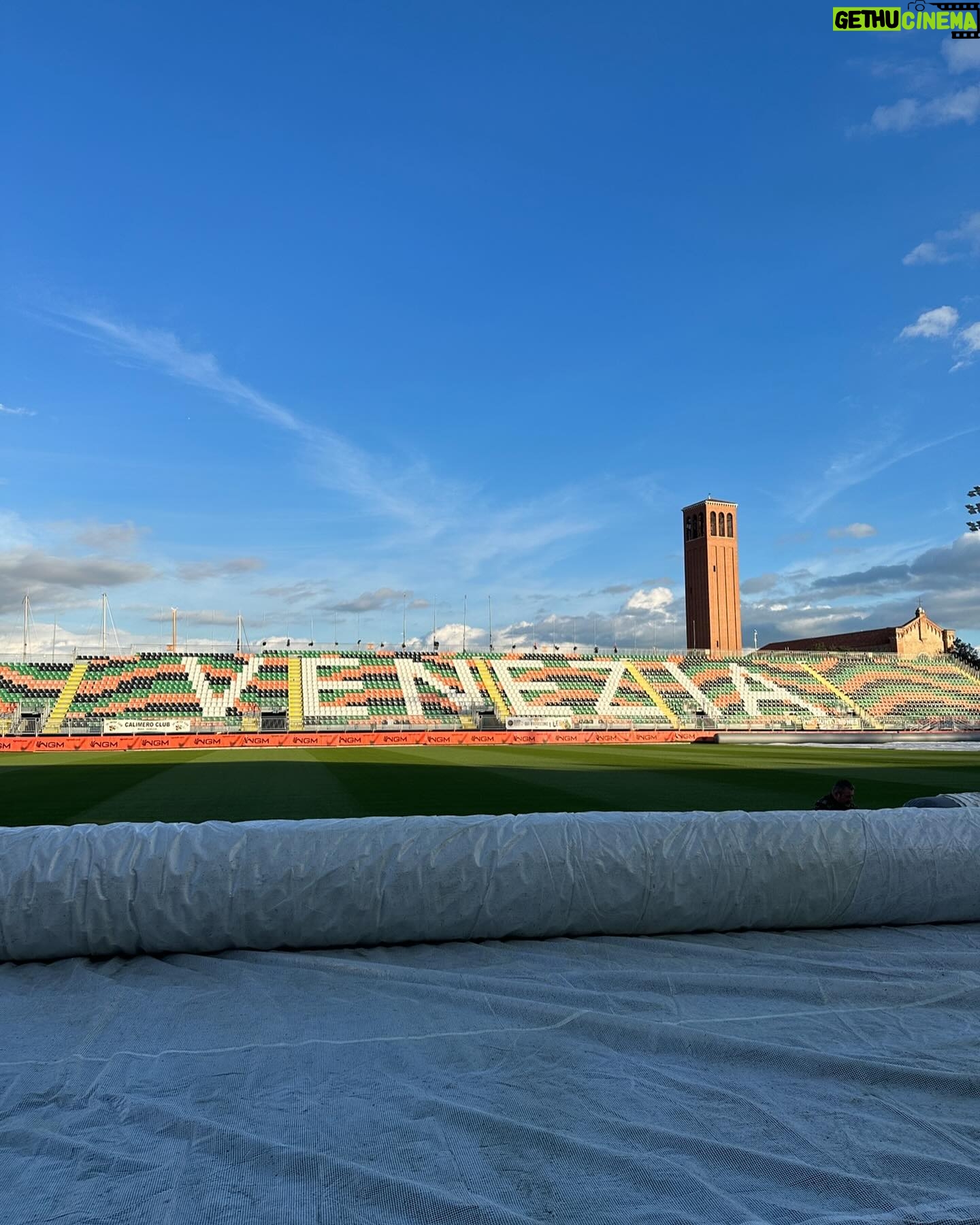 Maria Veitola Instagram - Matkustin yökylään jalkapalloilija Joel Pohjanpalon luokse Venetsiaan, Italiaan. Joel pelaa siellä paikallisessa Venezia FC-joukkueessa. Toisin kuin joukkuetoverinsa, Joel asuu keskellä historiallisinta keskustaa, oikeassa Venetsiassa eli siellä ihka oikealla saarella. 💘 Sain huomata samantien Joelin todella olevan tavallisten ihmisten rakastama grande bomber. Liikkuipa sitä missä tahansa, kuuli jostain selkänsä takaa jonkun innokkaan fanin huutamassa CIAO! Oli kiinnostavaa huomata millainen omien sanojensa mukaan “siivousnarkomaani” huippufutarista kuoriutui kotonaan. Juteltiinkin siitä, mitä kaikkea vaatii tullakseen kansainväliseksi huippujalkapalloilijaksi, jonka on muutettava tasaisin väliajoin. Ja miten tärkeä kohtaaminen meillä olikaan Joelin vaimon Catherinen kanssa joka jakoi avoimesti millaista on olla jalkapalloilijan vaimo. Aikamoisten kompromissien tekemistä ainakin. ❤️ Keskusteltiin Joelin kaipuusta Suomeen, elämästä ympäri Eurooppaa ja toisaalta Italialaisesta elämänmenosta sekä siitä, mistä saa ostettua parhaat kasvikset. Mitäs mieltä olitte jaksosta? Samaistutteko Joelin juttuihin sosiaalisuudesta? Suomalaiset nimittäin pitävät häntä poikkeuksellisen sosiaalisena ja ulospäinsuuntautuneena, kun taas esimerkiksi vaimon saksalaiset kaverit ajattelevat hänen olevan ujo. 😸 Mua nauratti - se on nimittäin niin kuvaavaa. Meidän meininkiä pääset seuraamaan tänään Maikkarilta kello 21 tai MTV Katsomosta vaikka heti. Sieltä muuten näät erityispitkän jakson ja MTV Katsomo -tilaajana jo ensi viikonkin jakson. Silloin suuntaan ihastuttavan Mira Luodin luokse! 🧚🏼♀️ #yökylässä #yökylässäMariaVeitola Kuvat 3-4 @idakentala