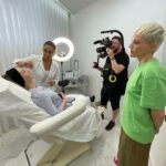 Maria Veitola Instagram – Vihdoinkin ne olisi katsottavissa! Nimittäin kolme uutta Veitola.doc-dokkaria löytyy nyt MTV Katsomosta.

Odotan innolla teidän ajatuksianne niistä. Jakakaa siis ihmeessä tämän julkaisun kommentteihin, että mitä tykkäsitte ja mitä pohdintoja uudet jaksot herättivät. 

Tällä kertaa aiheita on kolme:

✨ Kauneuskirurgia ja pistoshoidot

🌙 Syömishäiriöt

✨ Psykedeelit

Haluaisin tässä kohtaa kiittää mun ihanaa, mega ammattitaitoista työryhmää ja kaikkia tähän projektiin osallistuneita, taustalla haastateltuja kymmeniä asiantuntijoita. 

Koko sydämestäni kiitos ennen kaikkea dokkarin päähenkilöille: te teitte sen. Olitte rohkeita kaikkien niiden puolesta, jotka eivät syystä tai toisesta siihen kykene. Näytitte koko Suomelle, mistä näissä asioissa todella on kyse. Olen teistä kaikista tosi ylpeä. ❤️

Kun keskustelemme nyky-yhteiskunnan haasteista ja erilaisista rikkovista teemoista olemme tekemisissä tavallisten ihmisten kanssa. Todellisista ihmisistä jotka elävät näiden teemojen värittämää arkea. 

Kaikki he ovat kokonaisia ihmisiä ja polkuja heidän nykyiseen arkeensa on ollut lukemattomia. Ethän siis koskaan oleta tai tuomitse. Harvoin nimittäin saamme kuulla koko tarinaa. 

Tämän dokkarikauden tarkoitus onkin avata teemoja, jotka typistyvät liian usein mustavalkoisiksi klikkiotsikoiksi ja skandaaleiksi. Kyse on kuitenkin aina oikeista ihmisistä ja he pääsevät nyt itse ääneen. 

Haluaisinkin nyt kuulla millaisia ajatuksia teille heräsi? Entä mitä aiheita toivoisitte minun käsittelevän tulevaisuuden dokkari-jaksoissa jos sellaisia vielä on mahdollista tehdä. 

#veitoladoc #mtvkatsomo