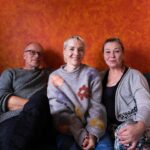Maria Veitola Instagram - Tällä viikolla yökyläilen näyttelijä Outi Mäenpään ja kirjailija Juha Ruusuvuoren luona Taalintehtaalla. Kertakaikkisen söpöllä farmilla mua odotti aikamoinen eläinten pataljoona ja olo oli suorastaan kuin sadussa. Taitelijapariskunta on pitänyt yhtä kolmen vuoden ajan, vaikka musta kyllä tuntui että he olisivat olleet yhdessä vuosikymmeniä. ❤️ Mua kiinnosti kuulla millaista on rakastua sellaisessa vaiheessa elämää, että paketissa onkin mukana hevosia ja aikuisia lapsia. Sekä siis vaikka mitä elettyä elämää. Juha ja Outi sanoittivatkin parisuhdettaan, elämäänsä, rakastumistaan, seikkailuja ja tunteitaan kiinnostavasti. Ehdimme käydä läpi aihepiirejä teatterikoulusta äitiyteen ja hippihommiin. Nostin voimakortin, joka kuvasti aikalailla täydellisesti tätä yökyläilyä! Oli myös ihanaa kierrellä kauniissa Kemiönsaaressa ja hengailla sekä nuoren parin, että hevosten kanssa ja etenkin katsoa Juhan digitoimaa Noriko Showta. 😃 Mitä mieltä te olitte jaksosta ja sen keskusteluista? Oletteko jo tehneet tuttavuutta sisäisen lapsenne kanssa? Oli ihanaa miten kosketuksissa Outi oli omaan sisäiseen lapseensa ja kiltin tytön syndroomaan. Sitä se ehkä vaatii, että voi olla voimakas ja karismaattinen nainen tässä ajassa. Meidän meininkiä voit seurata tänään Maikkarilta kello 21. Ekstrapitkän jakson näet MTV Katsomosta vaikka heti. MTV Katsomo -tilaajana pääset kurkkimaan jo ensi viikon jaksoa, jolloin matkustan Joel Pohjanpalon luokse Venetsiaan. #yökylässä #yökylässäMariaVeitola ☀️ 3. kuva @idakentala
