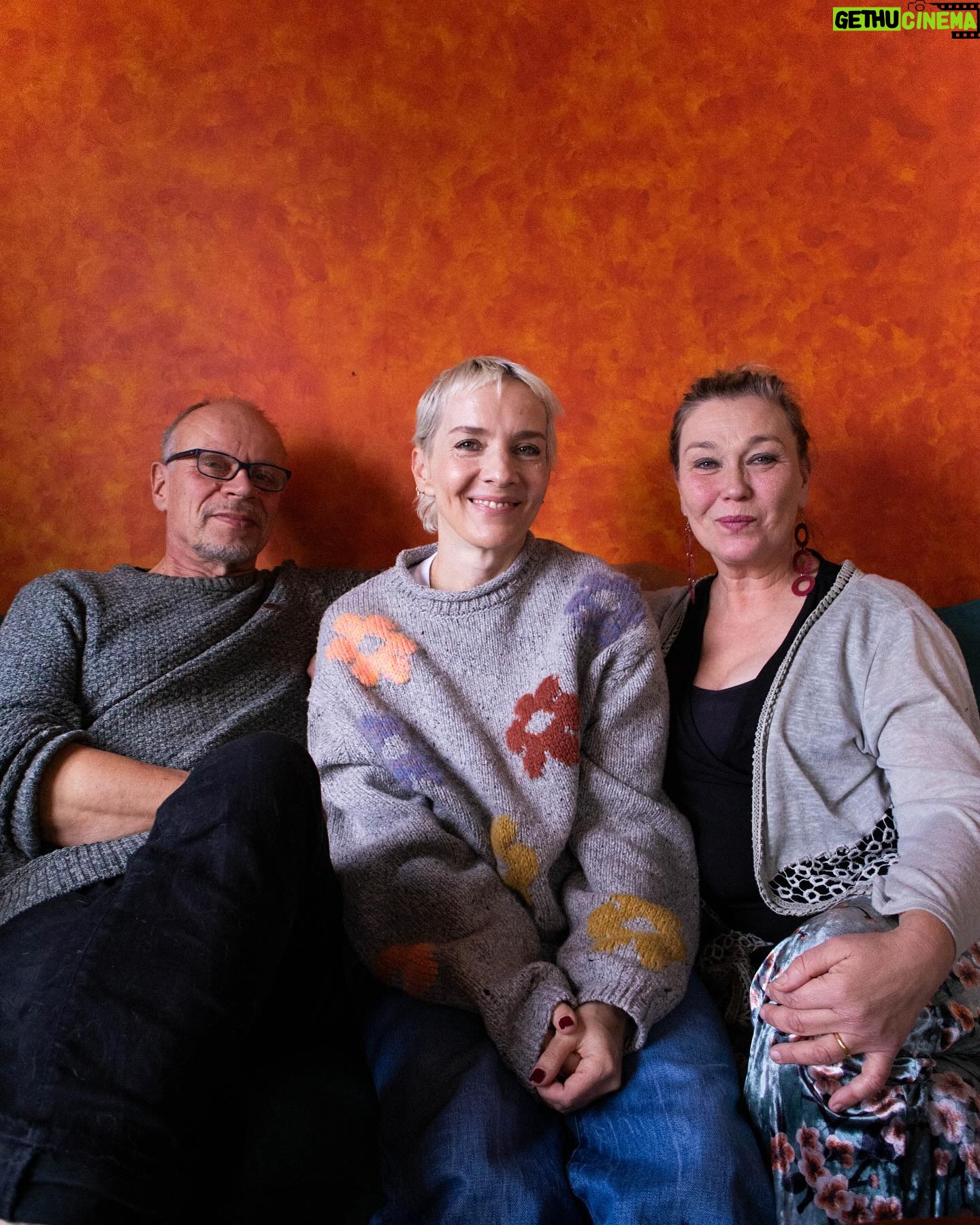 Maria Veitola Instagram - Tällä viikolla yökyläilen näyttelijä Outi Mäenpään ja kirjailija Juha Ruusuvuoren luona Taalintehtaalla. Kertakaikkisen söpöllä farmilla mua odotti aikamoinen eläinten pataljoona ja olo oli suorastaan kuin sadussa. Taitelijapariskunta on pitänyt yhtä kolmen vuoden ajan, vaikka musta kyllä tuntui että he olisivat olleet yhdessä vuosikymmeniä. ❤️ Mua kiinnosti kuulla millaista on rakastua sellaisessa vaiheessa elämää, että paketissa onkin mukana hevosia ja aikuisia lapsia. Sekä siis vaikka mitä elettyä elämää. Juha ja Outi sanoittivatkin parisuhdettaan, elämäänsä, rakastumistaan, seikkailuja ja tunteitaan kiinnostavasti. Ehdimme käydä läpi aihepiirejä teatterikoulusta äitiyteen ja hippihommiin. Nostin voimakortin, joka kuvasti aikalailla täydellisesti tätä yökyläilyä! Oli myös ihanaa kierrellä kauniissa Kemiönsaaressa ja hengailla sekä nuoren parin, että hevosten kanssa ja etenkin katsoa Juhan digitoimaa Noriko Showta. 😃 Mitä mieltä te olitte jaksosta ja sen keskusteluista? Oletteko jo tehneet tuttavuutta sisäisen lapsenne kanssa? Oli ihanaa miten kosketuksissa Outi oli omaan sisäiseen lapseensa ja kiltin tytön syndroomaan. Sitä se ehkä vaatii, että voi olla voimakas ja karismaattinen nainen tässä ajassa. Meidän meininkiä voit seurata tänään Maikkarilta kello 21. Ekstrapitkän jakson näet MTV Katsomosta vaikka heti. MTV Katsomo -tilaajana pääset kurkkimaan jo ensi viikon jaksoa, jolloin matkustan Joel Pohjanpalon luokse Venetsiaan. #yökylässä #yökylässäMariaVeitola ☀️ 3. kuva @idakentala