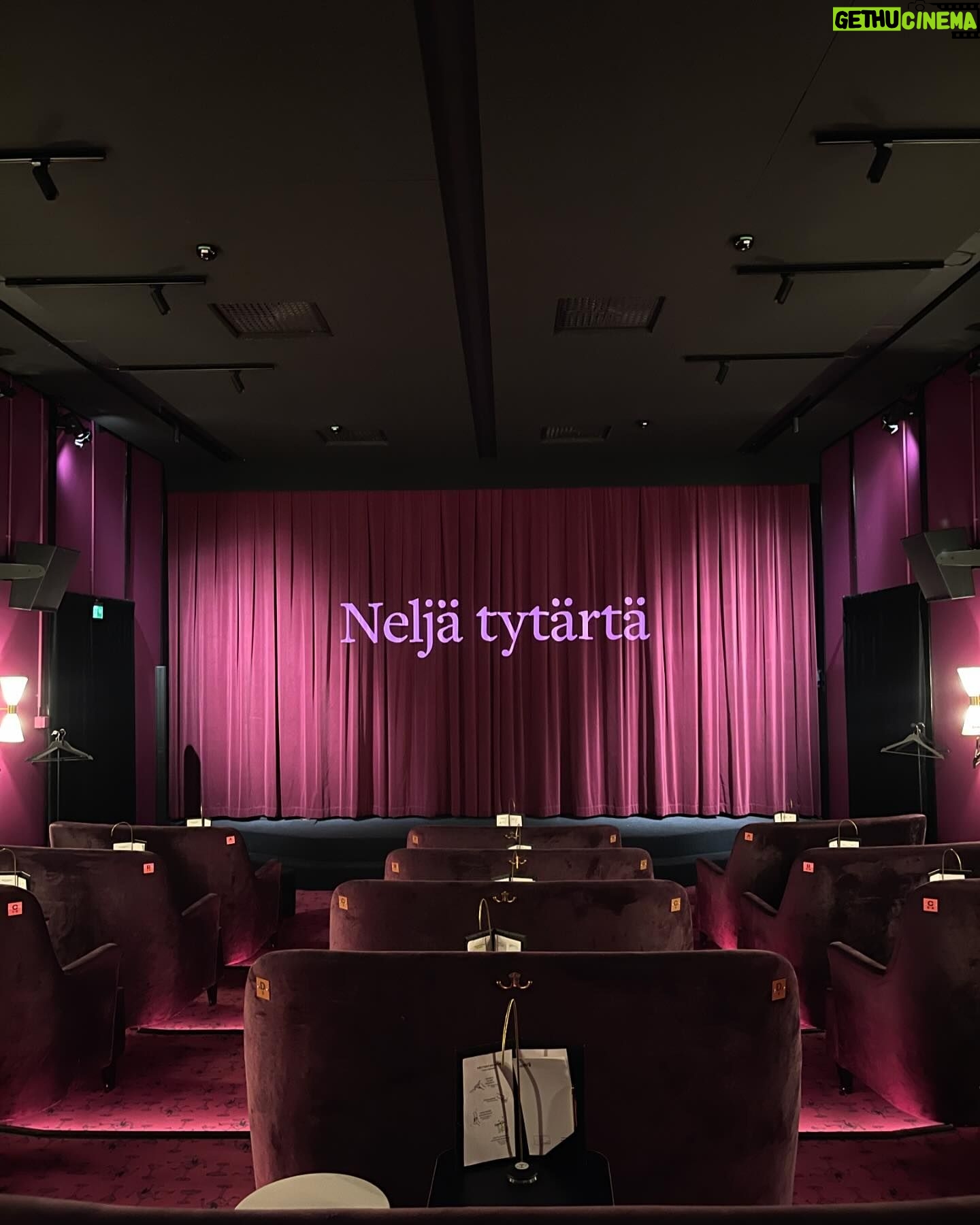 Maria Veitola Instagram - Arvonta ja kaupallinen yhteistyö @cinemansefilms Keskiviikkona järjestin ystävilleni elokuvaillan Punavuoren Rivierassa. Katsoimme ennakkoon Kaouther Ben Hanian ohjaaman dokumenttielokuvan Neljä tytärtä. Elokuva kertoi riipaisevasti, mutta kauniisti tunisialaisesta Olfasta ja tämän neljästä tyttärestä, joista kaksi vanhinta on hylännyt perheensä ja liittynyt terrorijärjestö Isisin riveihin. Neljä tytärtä käsittelee äitiyttä, väkivallan monia muotoja, perhesuhteita sekä patriarkaalisen kulttuurin seurauksia niin intiimillä tavalla, jota harvoin näkee. Sen kuvaus oli raakaa ja rehellistä mutta silti kunnioittavaa ja rakkaudellista. Monessa elokuvan kohtauksessa onnistuttiin kiteyttämään se, mikä elämässä on parasta ja toisinaan pahinta - perhe. Koin paljon ristiriitaisia, hämmentäviä tunteita. Muutama vuosi sitten puhuttiin paljon Isis-vaimoista Al-Holin leirin tapahtumiin liittyen. Leirille oli päätynyt myös suomalaisia Isis-vaimoja ja heitä lapsineen pelastettiin tautien ja nälkään nääntymisen keskeltä. Omiin silmiini ei koskaan osunut analyysia siitä, miksi niin monet naiset päätyivät Isis-vaimoiksi. Tämä elokuva vastasi tähän kysykseen - paljastaen sen raakuuden ja älyttömyyden, mutta naisten päätöksiä ja tunteita kunnioittaen. Olen miettinyt elokuvaa ja sen monia kerroksia lähes taukoamatta keskiviikosta asti. Leffa oli toteutettu yllättävällä tavalla faktaa ja fiktiota sekoittaen, enkä haluaisi paljastaa teille sen enempää. Sanon vain saman minkä ystävilleni keskiviikkona: tämä elokuva on matka, tervemenoa, ette tule katumaan. Kaouther Ben Hanian dokumentti Neljä tytärtä on ensi-illassa kautta maan tänään 5.4. Toivon todella, että käytte katsomassa tämän elokuvan. Se on paras dokumentti, jonka olen aikoihin nähnyt. Minulla on ilo arpoa liput elokuviin kolmelle onnekkaalle, jotka saavat jokainen Finnkinon elokuvalipun itselleen ja avecille. Osallistu arvontaan tägäämällä tämän postauksen kommentteihin, että kenet veisit kanssasi elokuviin. Halutessasi voit myös jakaa ajatuksiasi elokuvan teemasta ja itse leffasta, kuulisin niitä mielelläni. 💘 Kilpailuaika on 5-7.4. Voittajille ilmoitetaan henkilökohtaisesti! Meta ei ole mukana arvonnassa.
