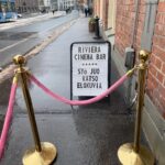 Maria Veitola Instagram - Arvonta ja kaupallinen yhteistyö @cinemansefilms Keskiviikkona järjestin ystävilleni elokuvaillan Punavuoren Rivierassa. Katsoimme ennakkoon Kaouther Ben Hanian ohjaaman dokumenttielokuvan Neljä tytärtä. Elokuva kertoi riipaiseva​​sti, mutta kauniisti tunisialaisesta Olfasta ja tämän neljästä tyttärestä, joista kaksi vanhinta on hylännyt perheensä ja liittynyt terrorijärjestö Isisin riveihin. Neljä tytärtä käsittelee äitiyttä, väkivallan monia muotoja, perhesuhteita sekä patriarkaalisen kulttuurin seurauksia niin intiimillä tavalla, jota harvoin näkee. Sen kuvaus oli raakaa ja rehellistä mutta silti kunnioittavaa ja rakkaudellista. Monessa elokuvan kohtauksessa onnistuttiin kiteyttämään se, mikä elämässä on parasta ja toisinaan pahinta - perhe. Koin paljon ristiriitaisia, hämmentäviä tunteita. Muutama vuosi sitten puhuttiin paljon Isis-vaimoista Al-Holin leirin tapahtumiin liittyen. Leirille oli päätynyt myös suomalaisia Isis-vaimoja ja heitä lapsineen pelastettiin tautien ja nälkään nääntymisen keskeltä. Omiin silmiini ei koskaan osunut analyysia siitä, miksi niin monet naiset päätyivät Isis-vaimoiksi. Tämä elokuva vastasi tähän kysykseen - paljastaen sen raakuuden ja älyttömyyden, mutta naisten päätöksiä ja tunteita kunnioittaen. Olen miettinyt elokuvaa ja sen monia kerroksia lähes taukoamatta keskiviikosta asti. Leffa oli toteutettu yllättävällä tavalla faktaa ja fiktiota sekoittaen, enkä haluaisi paljastaa teille sen enempää. Sanon vain saman minkä ystävilleni keskiviikkona: tämä elokuva on matka, tervemenoa, ette tule katumaan. Kaouther Ben Hanian dokumentti Neljä tytärtä on ensi-illassa kautta maan tänään 5.4. Toivon todella, että käytte katsomassa tämän elokuvan. Se on paras dokumentti, jonka olen aikoihin nähnyt. Minulla on ilo arpoa liput elokuviin kolmelle onnekkaalle, jotka saavat jokainen Finnkinon elokuvalipun itselleen ja avecille. Osallistu arvontaan tägäämällä tämän postauksen kommentteihin, että kenet veisit kanssasi elokuviin. Halutessasi voit myös jakaa ajatuksiasi elokuvan teemasta ja itse leffasta, kuulisin niitä mielelläni. 💘 Kilpailuaika on 5-7.4. Voittajille ilmoitetaan henkilökohtaisesti! Meta ei ole mukana arvonnassa.